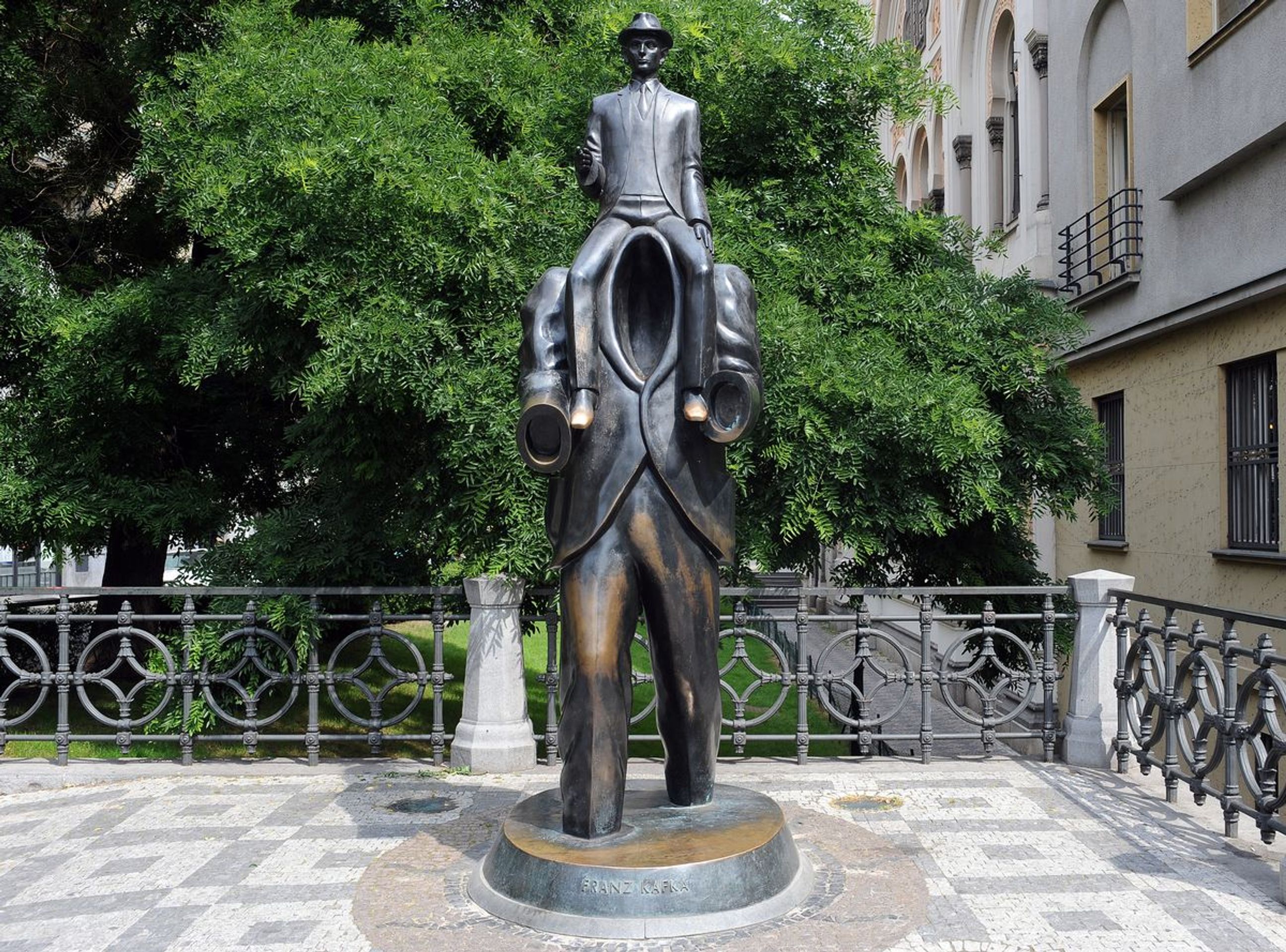 Pražské pomníky a sochy - socha Franze Kafky - GALERIE: Pražské sochy a památníky (3/9)