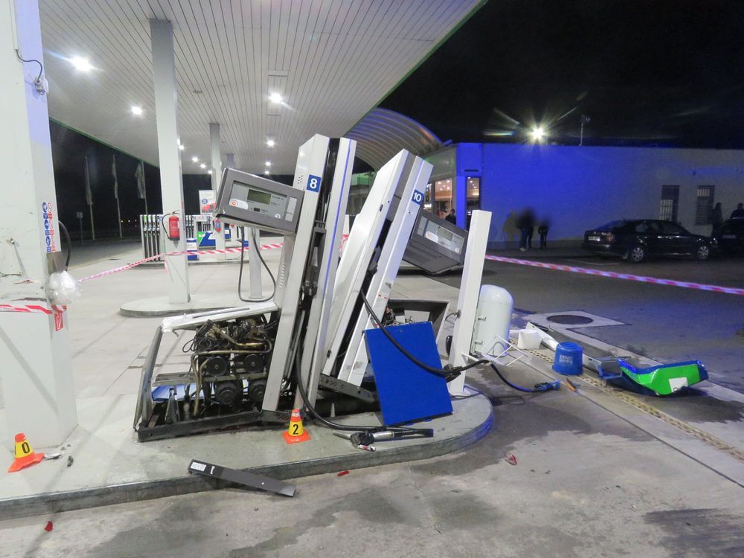 Opilý řidič návěsem zdemoloval benzinku u obce Žešov - 2 - GALERIE: Opilý řidič návěsem zdemoloval benzinku u obce Žešov (2/6)