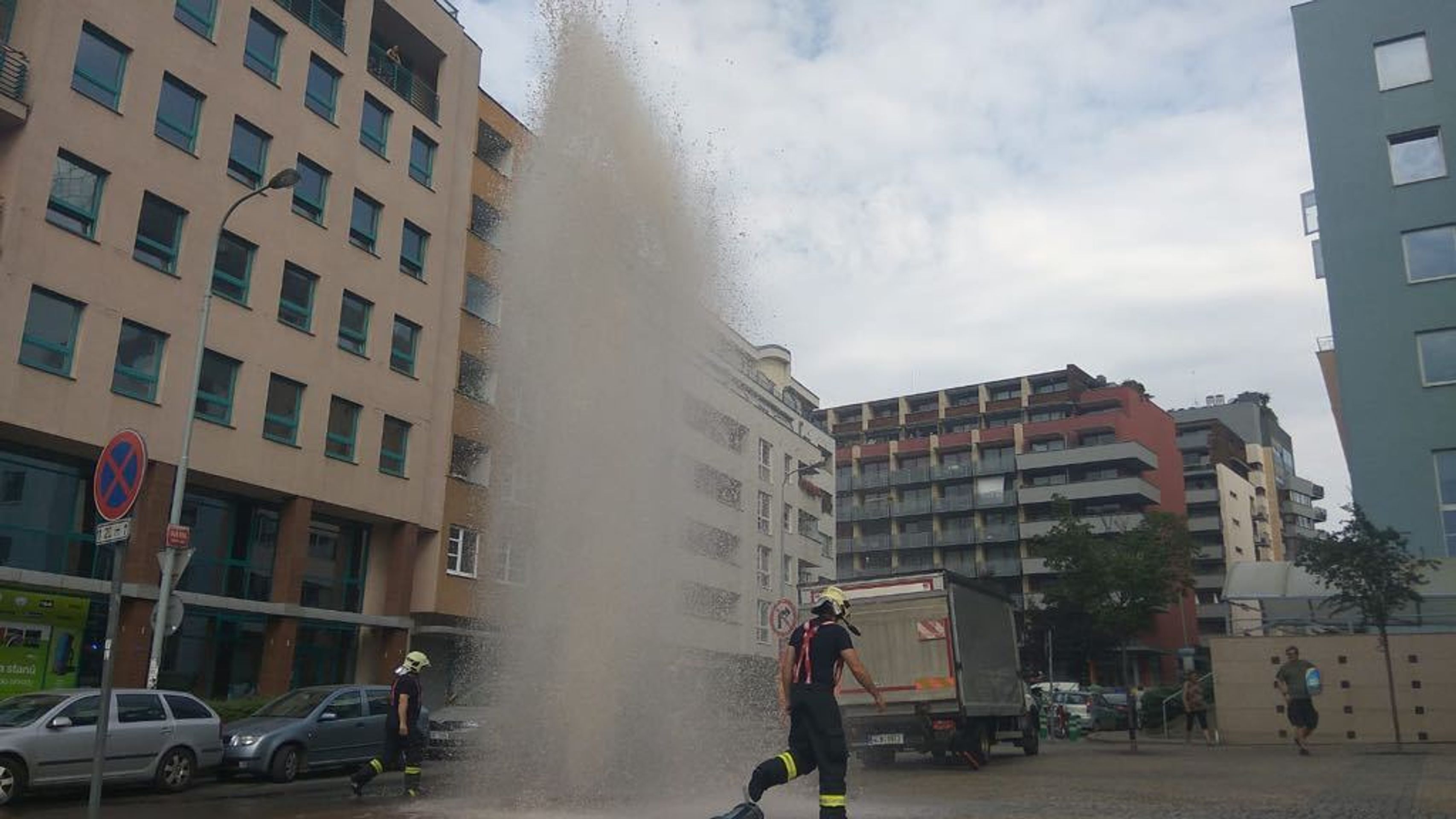 Auto přerazilo hydrant ve Vysočanech - 8 - GALERIE: Auto na Vysočanské přerazilo hydrant (1/8)