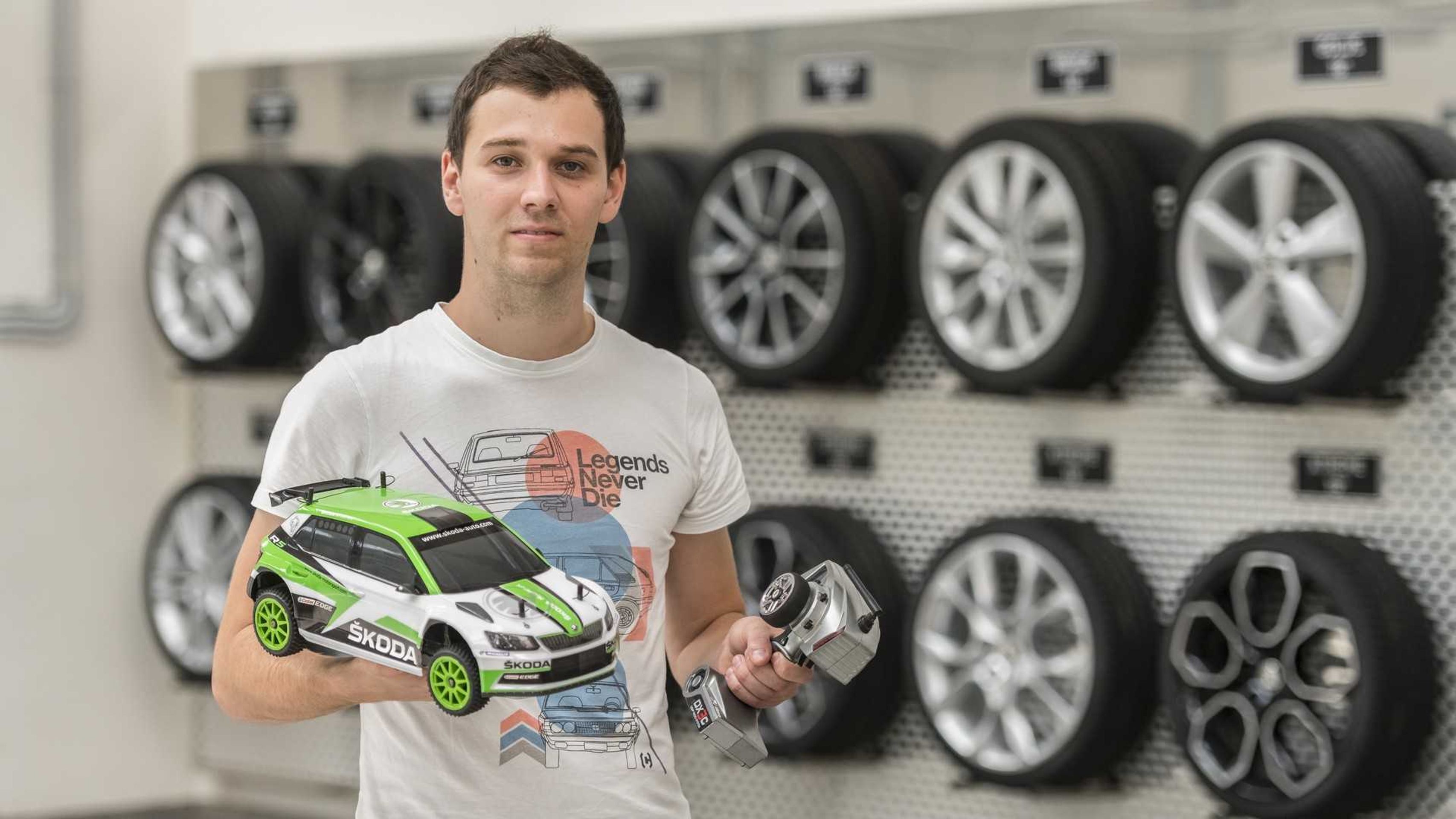 Jan Viktora a Škoda Fabia R5 - Fotogalerie: Závodní Fabie R5 se prohání továrnou Škody (14/16)