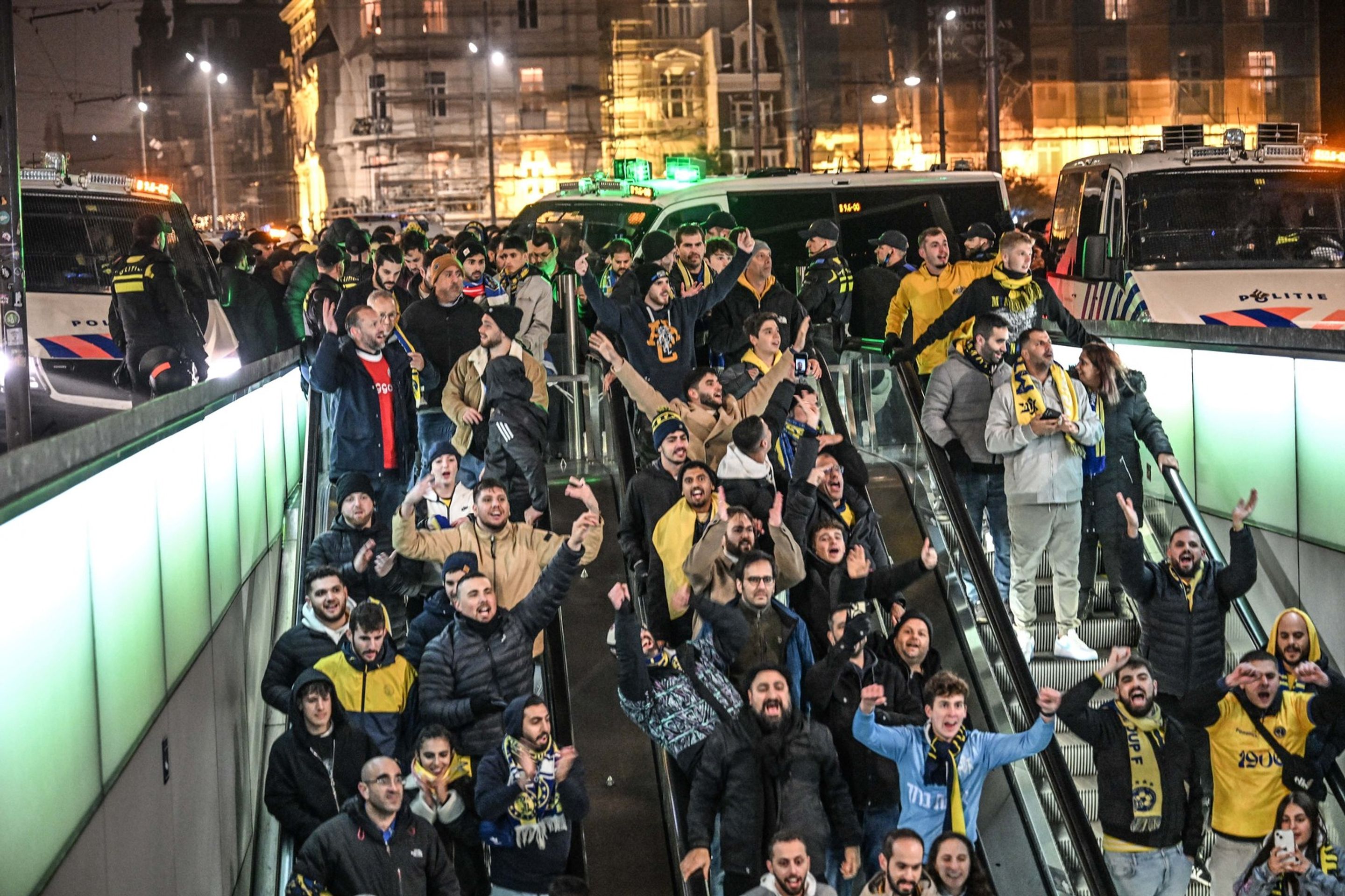 Izraelští fotbaloví fanoušci čelili sérii útoků v centru Amsterdamu (4) - Izraelští fotbaloví fanoušci čelili sérii útoků (2/4)