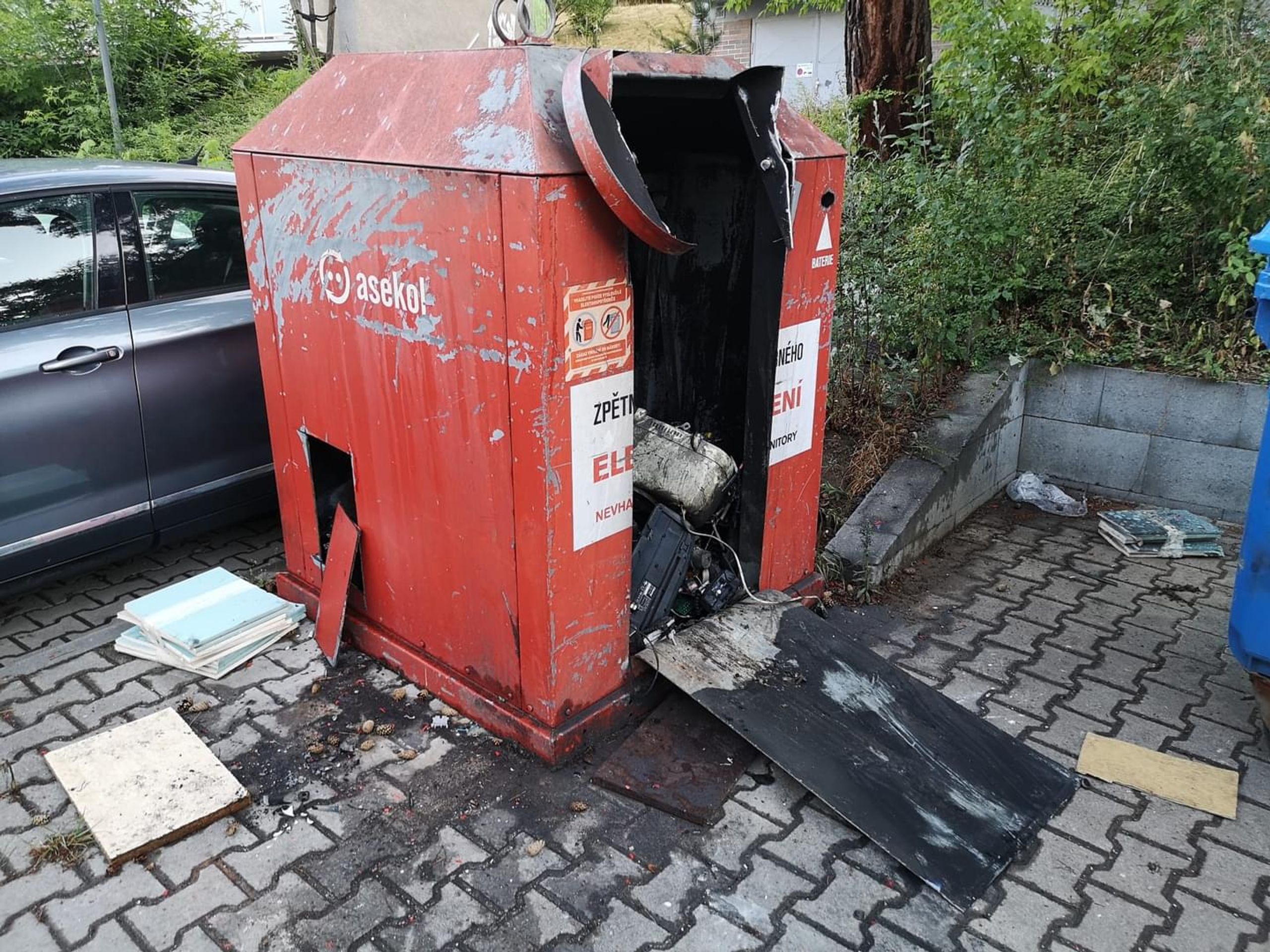Požár nádoby na elektroodpad - Tragický požár kontejneru v Plzni (3/7)