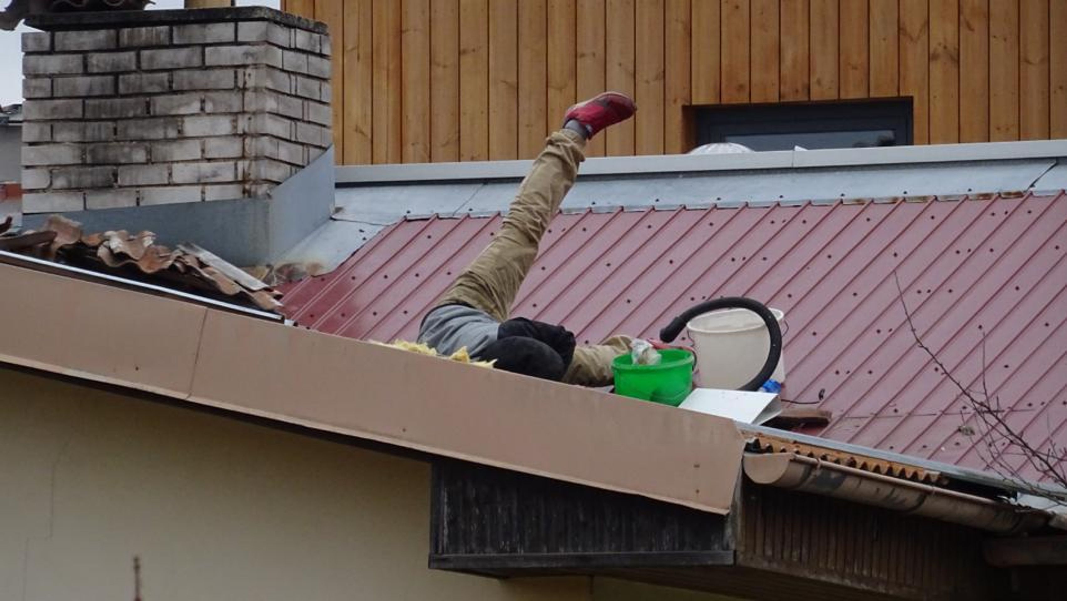 Muž na střeše v obci Kosoř - 10 - GALERIE: Útočník napadal rodiče, před policií utekl na střechu (10/13)