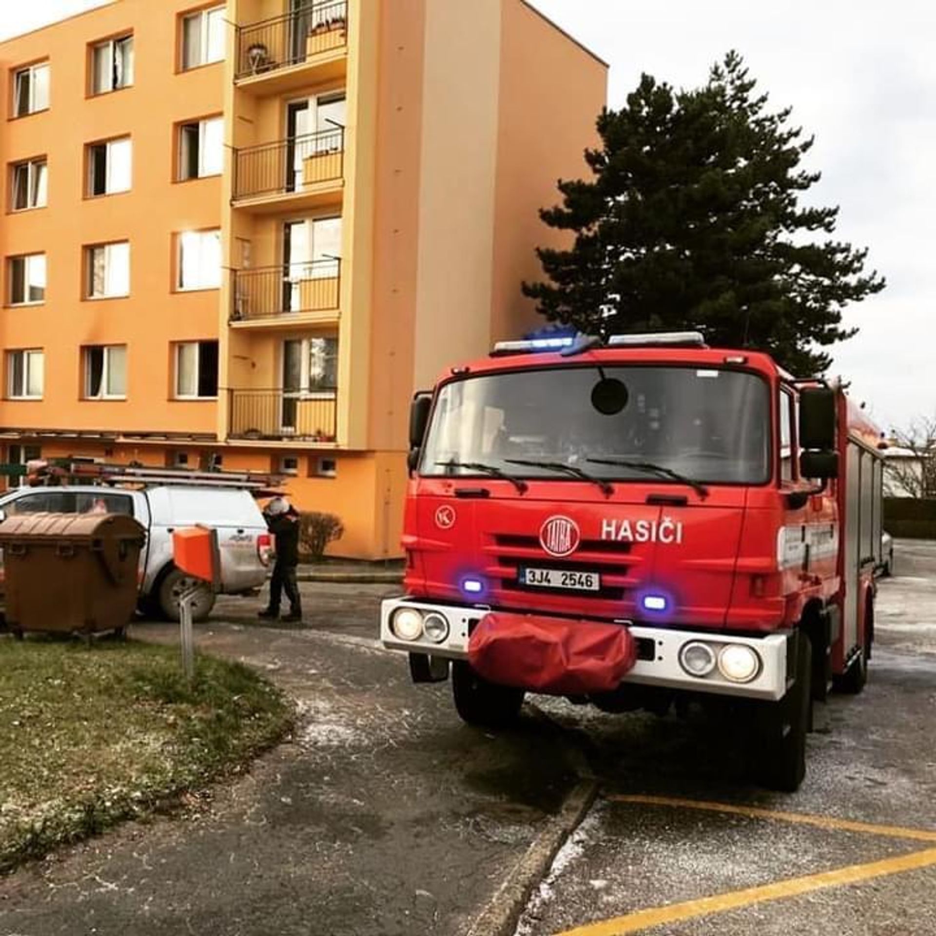 Požár v Havlíčkově Brodě - 1 - GALERIE: V bytovém domě na Havlíčkobrodsku vypukl požár (3/3)