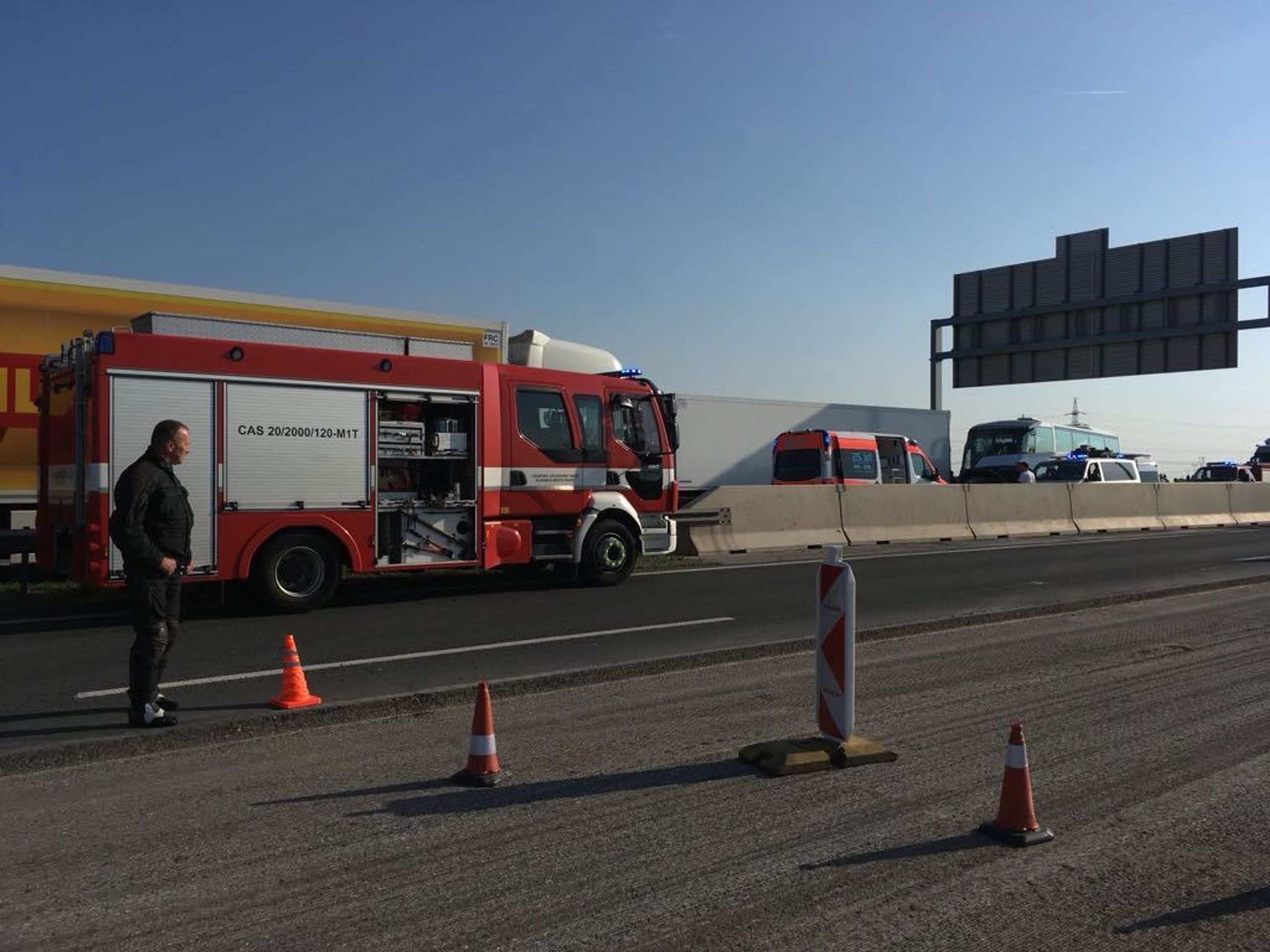 Vážná nehoda kamionu, dodávky a autobusu na dálnici D5 u Prahy - 2 - GALERIE: Vážná nehoda kamionu, dodávky a autobusu na dálnici D5 u Prahy (4/5)