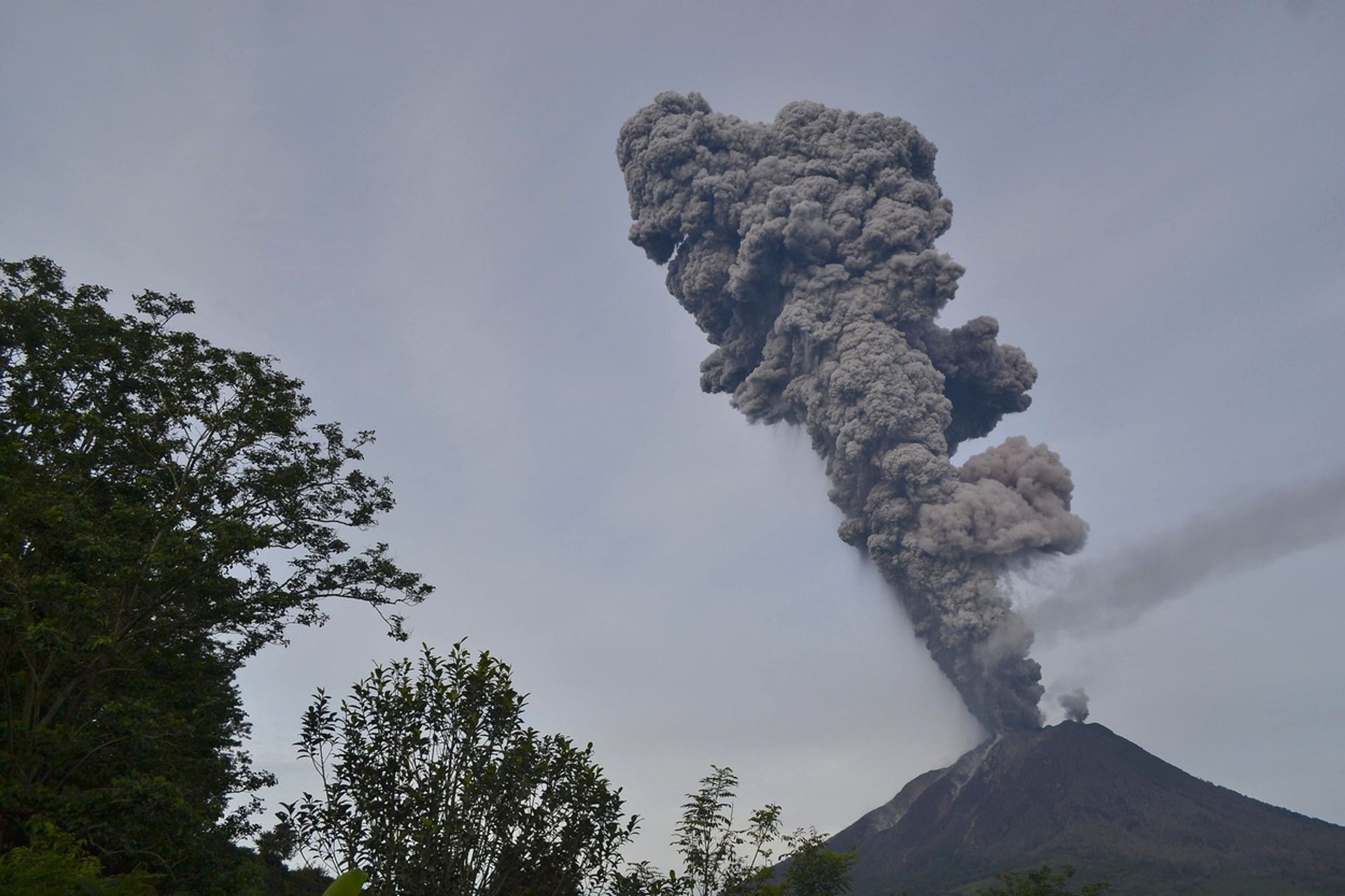 Výbuch stratovulkánu Sinabung - 15. 11. 2013 - GALERIE: Erupce stratovulkánu Sinabung (3/7)