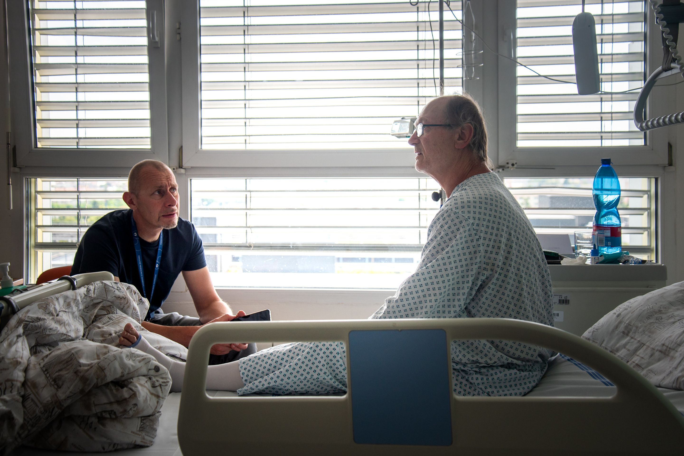 Radovan Kučera na lůžkovém oddělení I. chirurgické kliniky (2) - Muži hrudník propíchla kovová tyč (9/11)