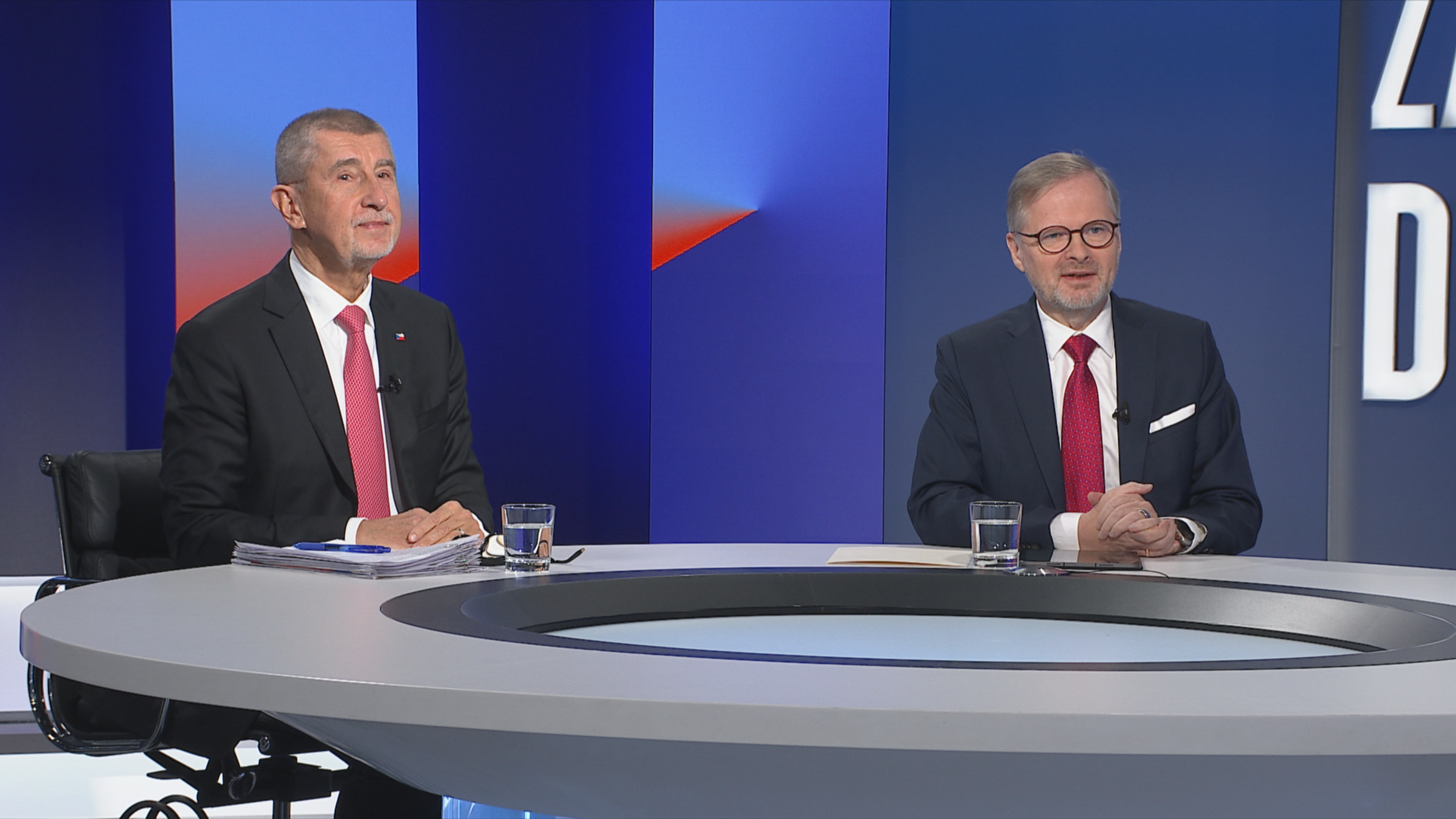 Andrej Babiš a Petr Fiala v pořadu Za pět dvanáct - Babiš přinesl Fialovi rohlík s Nutellou (7/10)