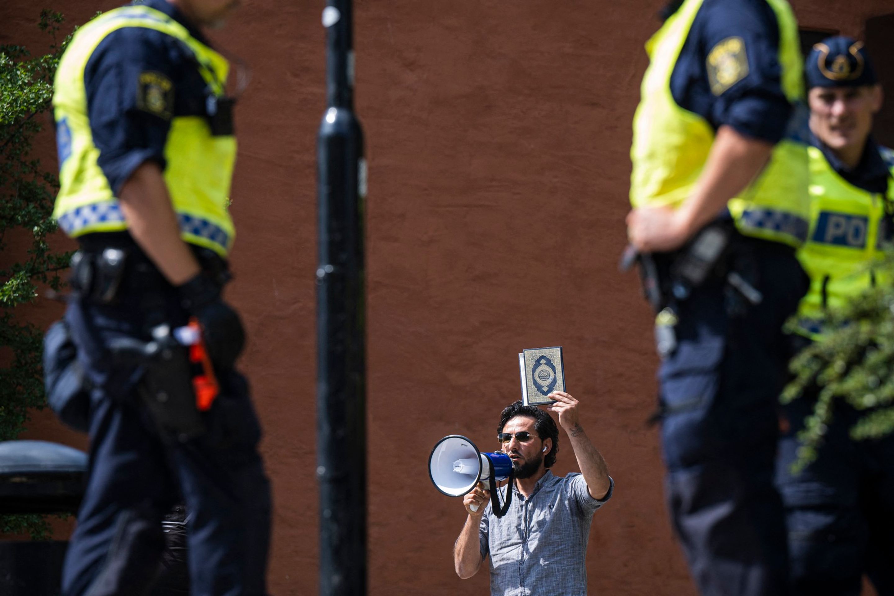 Salwan Momika protestuje před mešitou ve Stockholmu, 28. 6. 2023 (1) - Salwan Momika (3/5)
