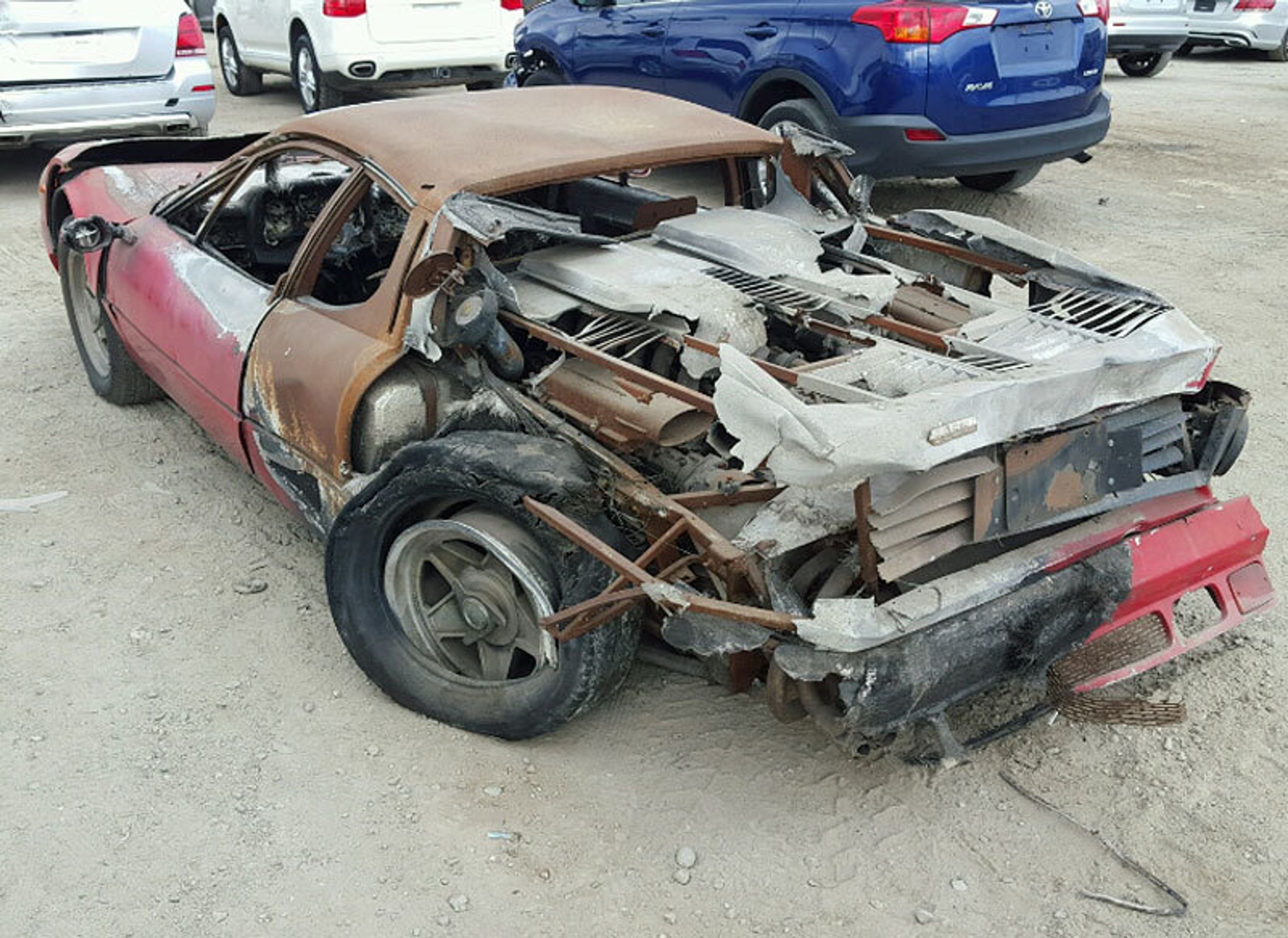 Ferrari - 16 - FOTOGALERIE: Torzo ohořelého Ferrari 512 bylo vydraženo (5/10)