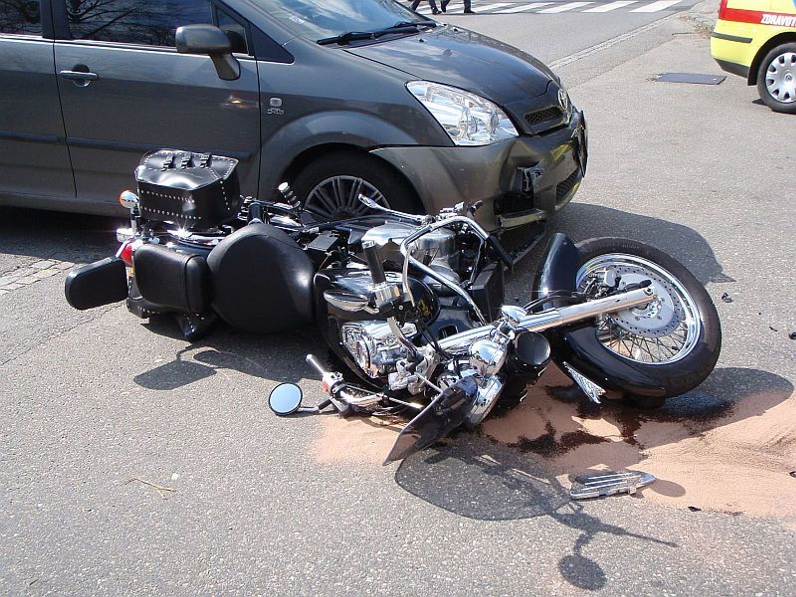 Nehoda Zlín - GALERIE: Srážka motocyklu s autem (2/5)