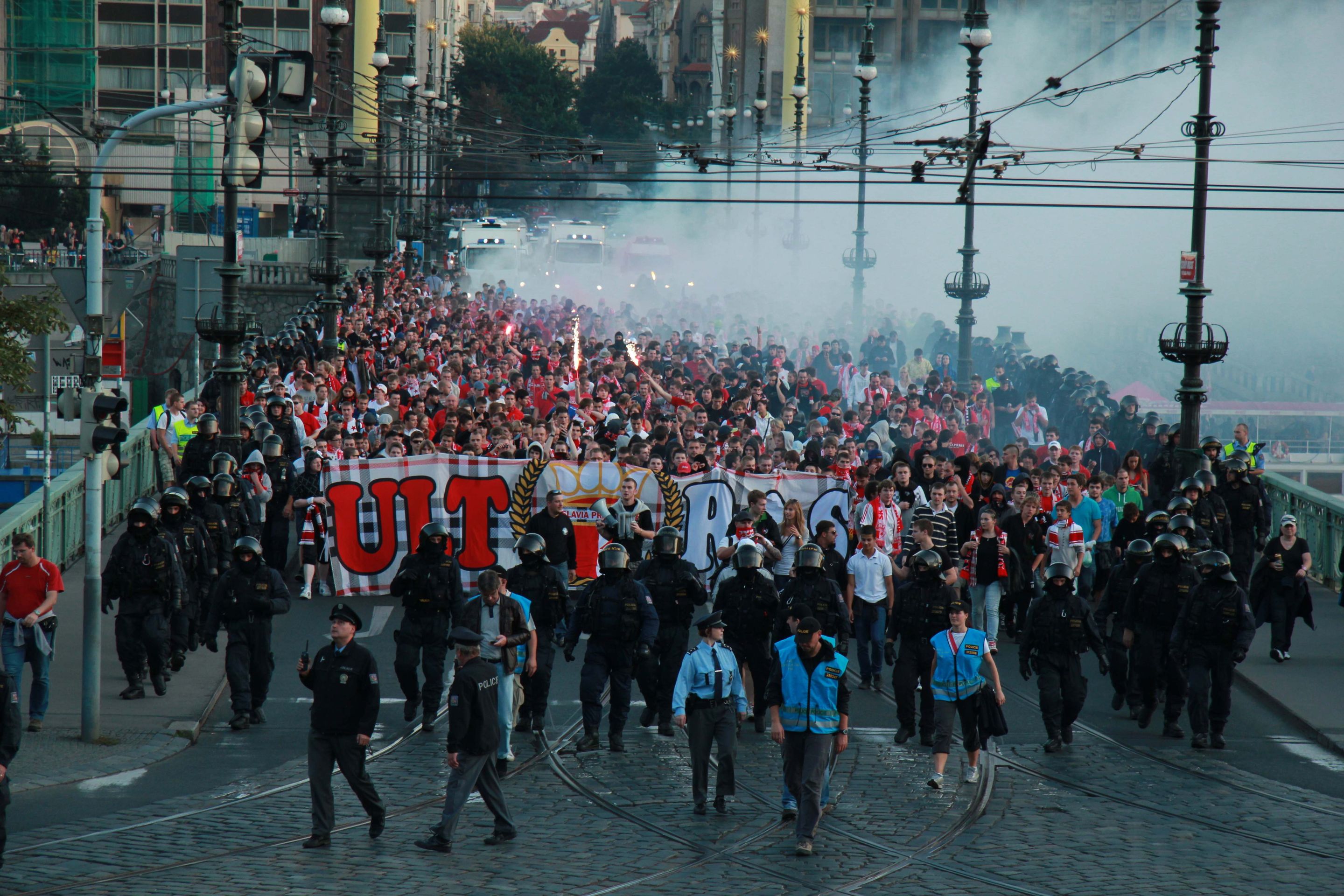 Derby pražských S - policie a fanoušci - 10 - GALERIE: Derby Sparta-Slavia (7/15)
