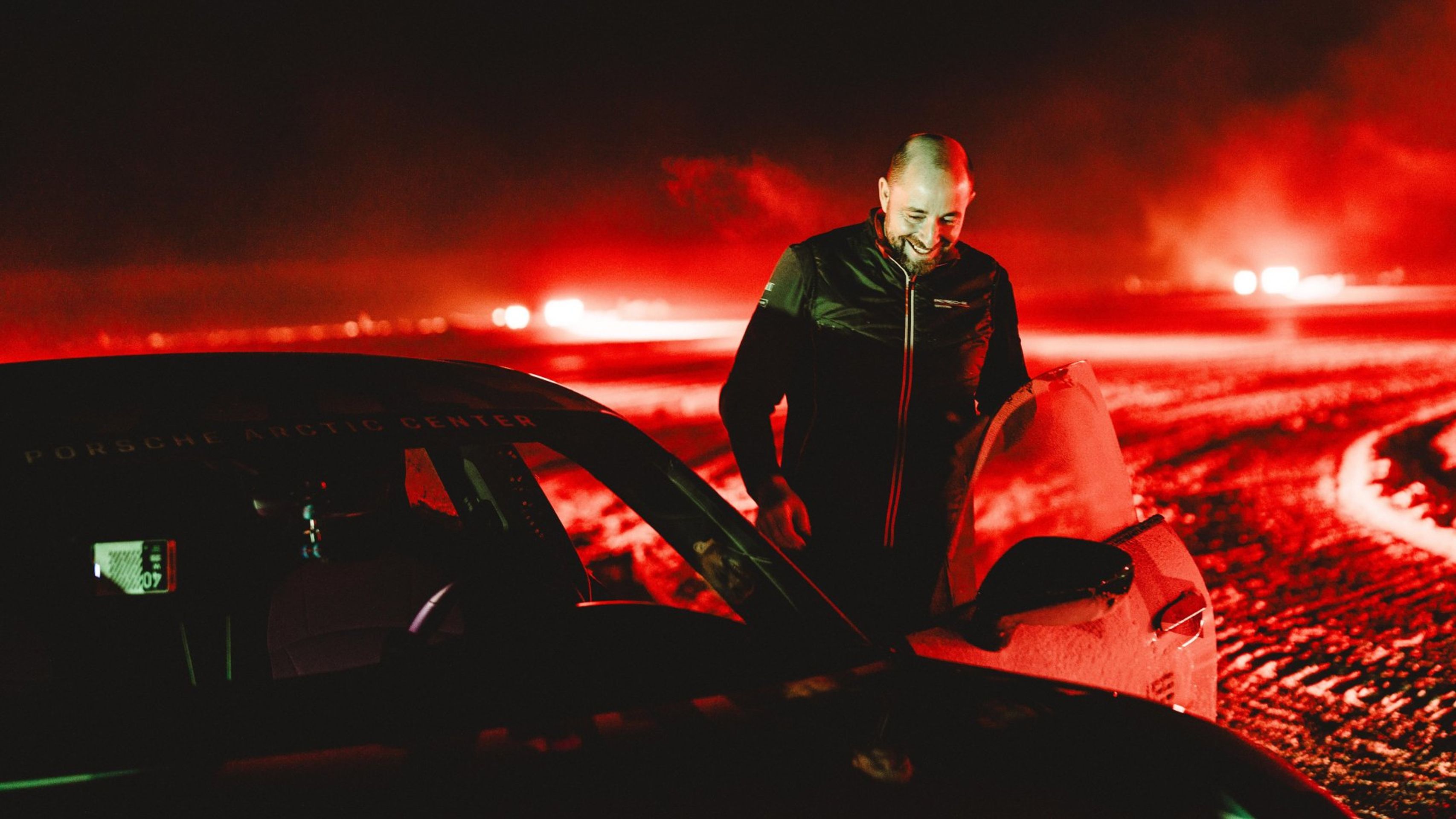 Porsche Taycan při driftu na ledové dráze - Porsche Taycan při rekordním driftu na ledové dráze (9/11)