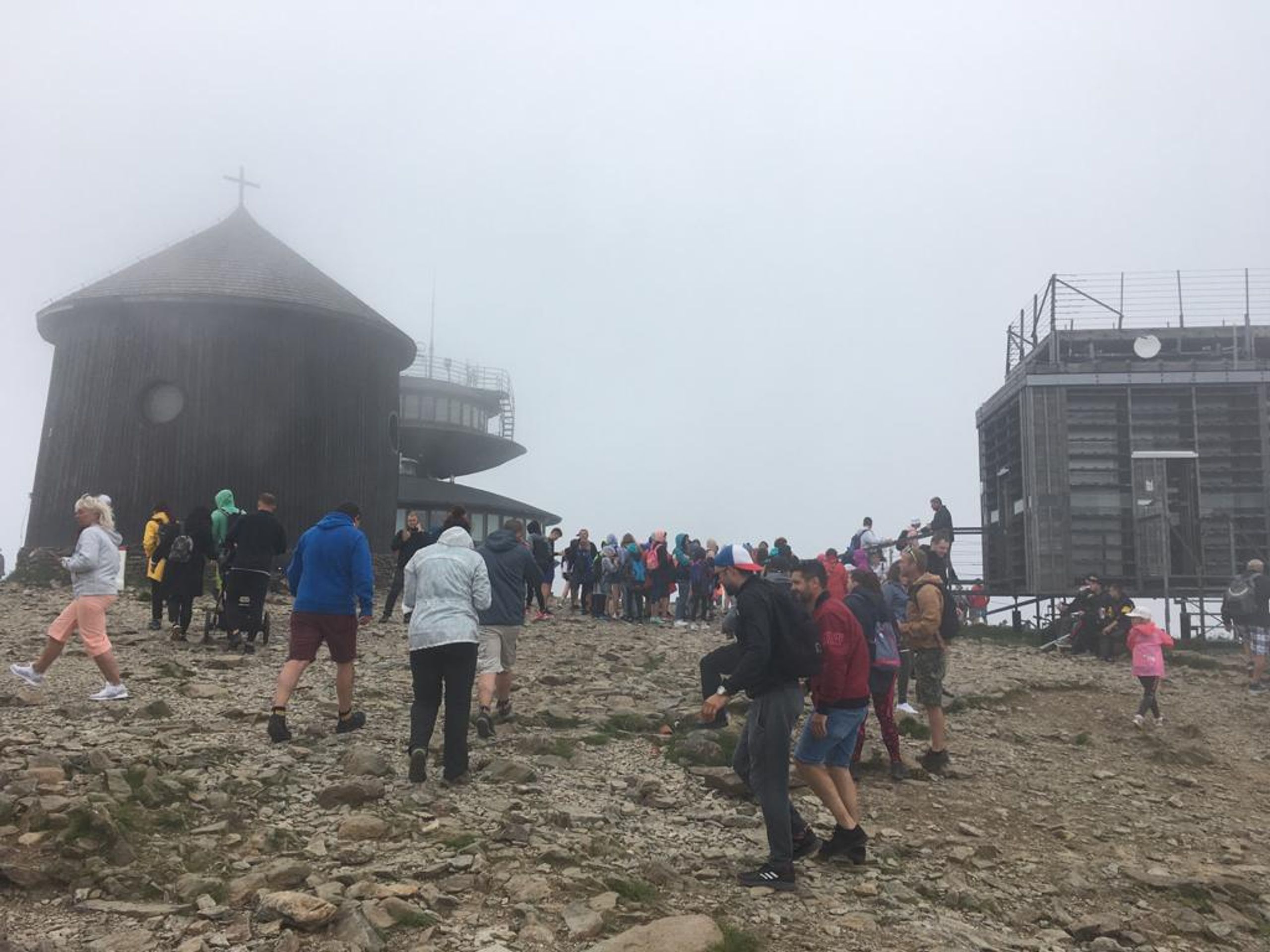 Turisté na Sněžce - 2 - GALERIE: Nápor turistů na Sněžce (1/2)