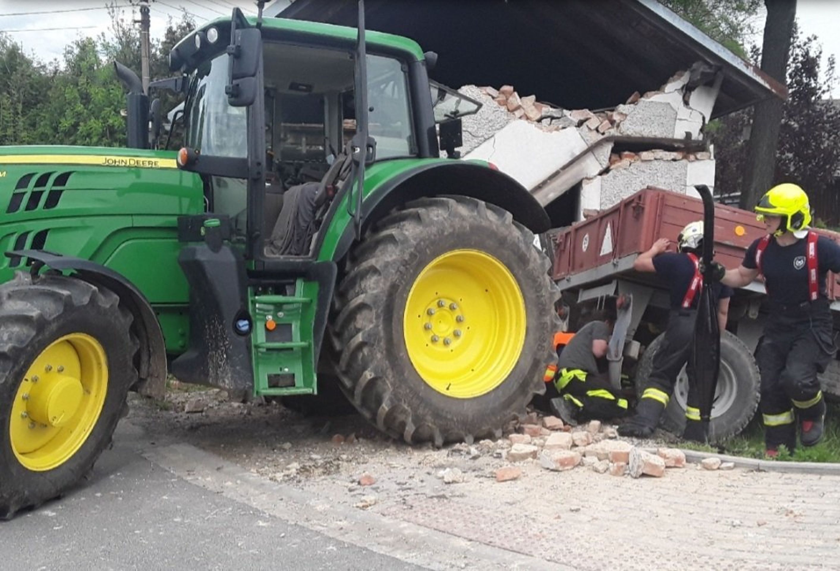 Traktor se převrátil do řeky - 2 - GALERIE: Nehoda traktoru na Olomoucku (3/4)