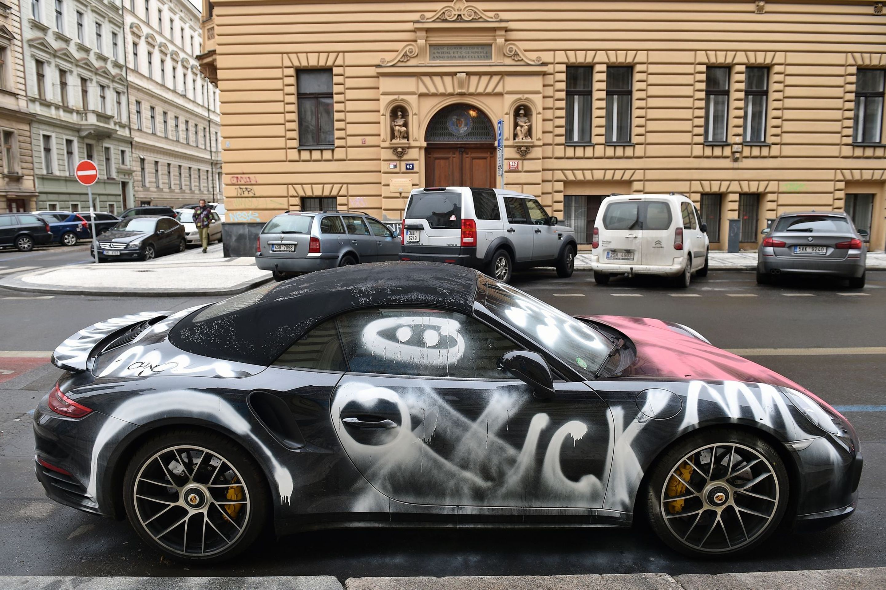 Posprejované Porsche - 9 - GALERIE: Posprejované Porsche (9/9)