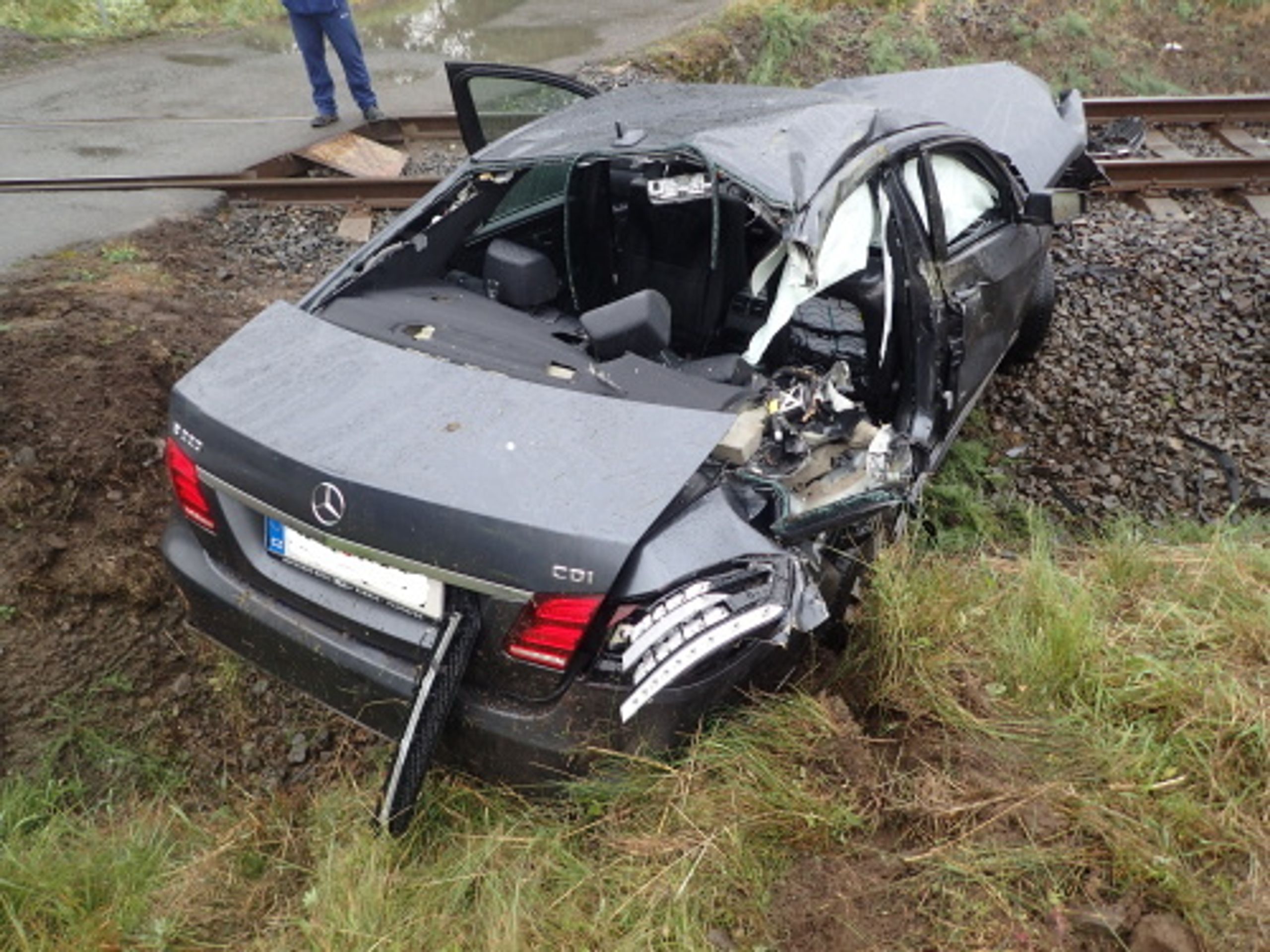 Srážka mercedesu s vlakem na Frýdecko-Místecku - 11 - GALERIE: Srážka auta s vlakem na Frýdecko-Místecku (1/11)