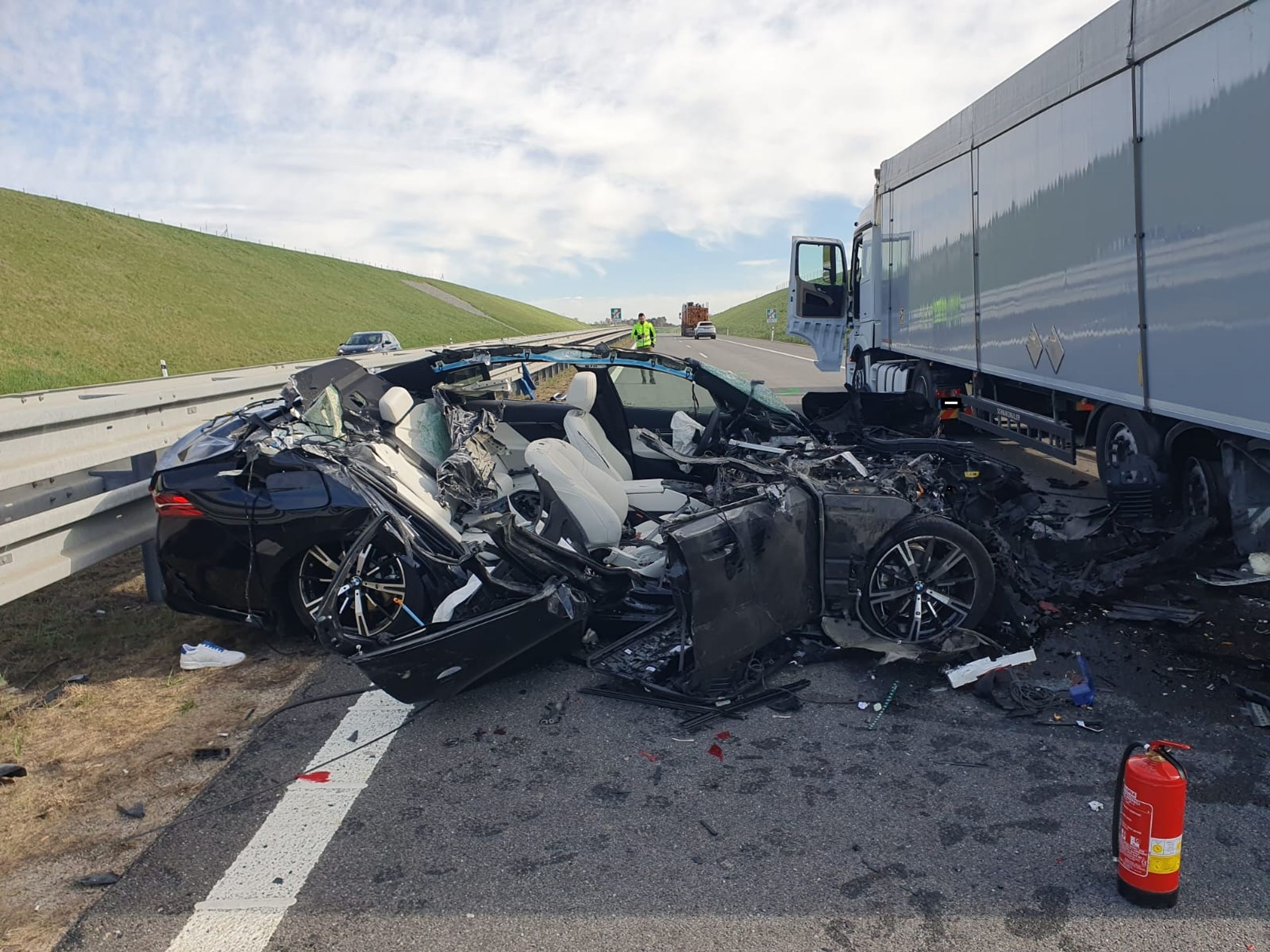 Auto na dálnici D3 narazilo do stojící kolony kamionů - Auto na dálnici D3 narazilo do stojící kolony kamionů (4/4)