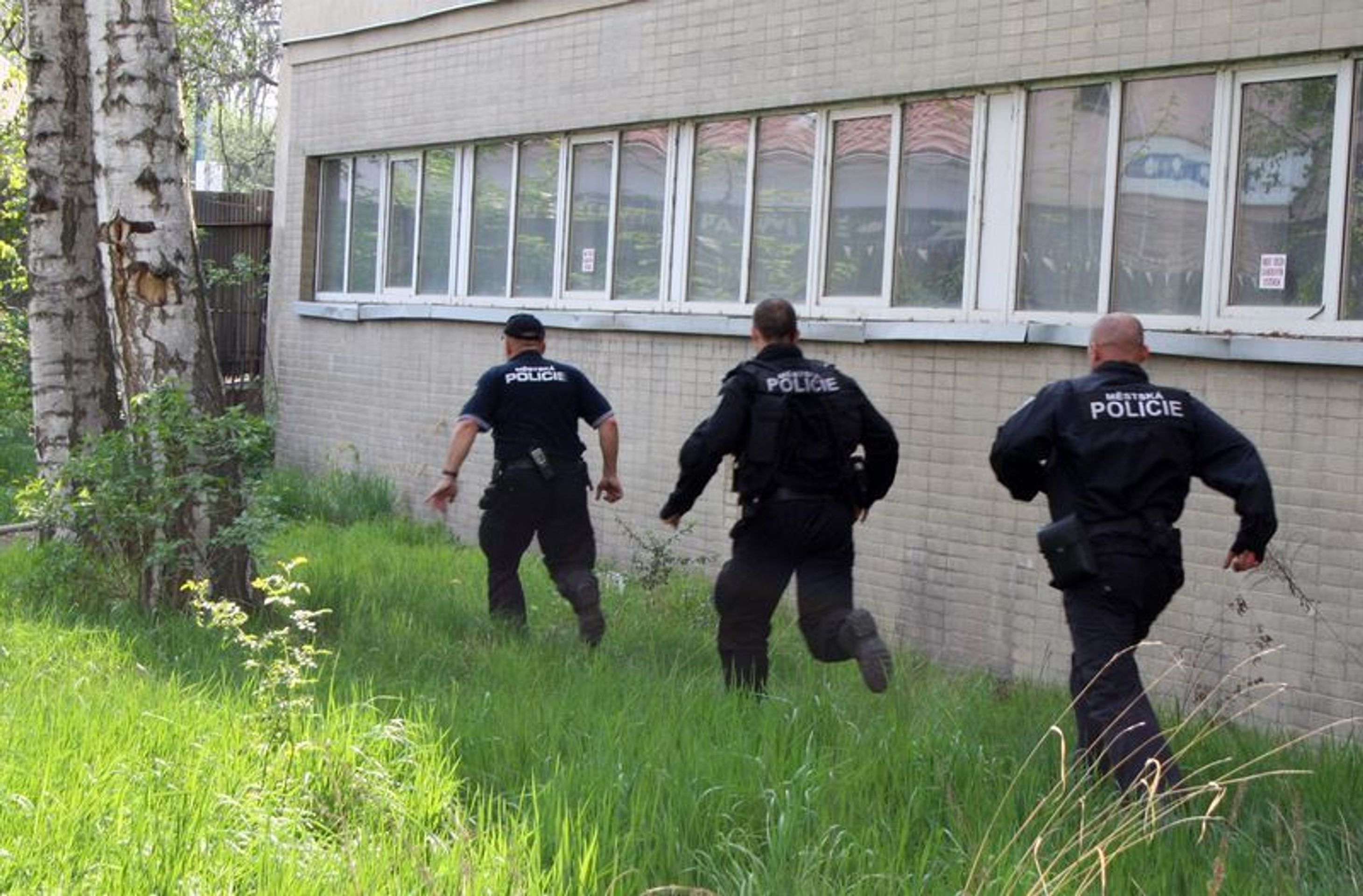 Policisté a hasiči vyhazují bezdomovce z Libně-1 - GALERIE: Hasiči a policisté vyhánění bezdomovce z loděnic (2/5)