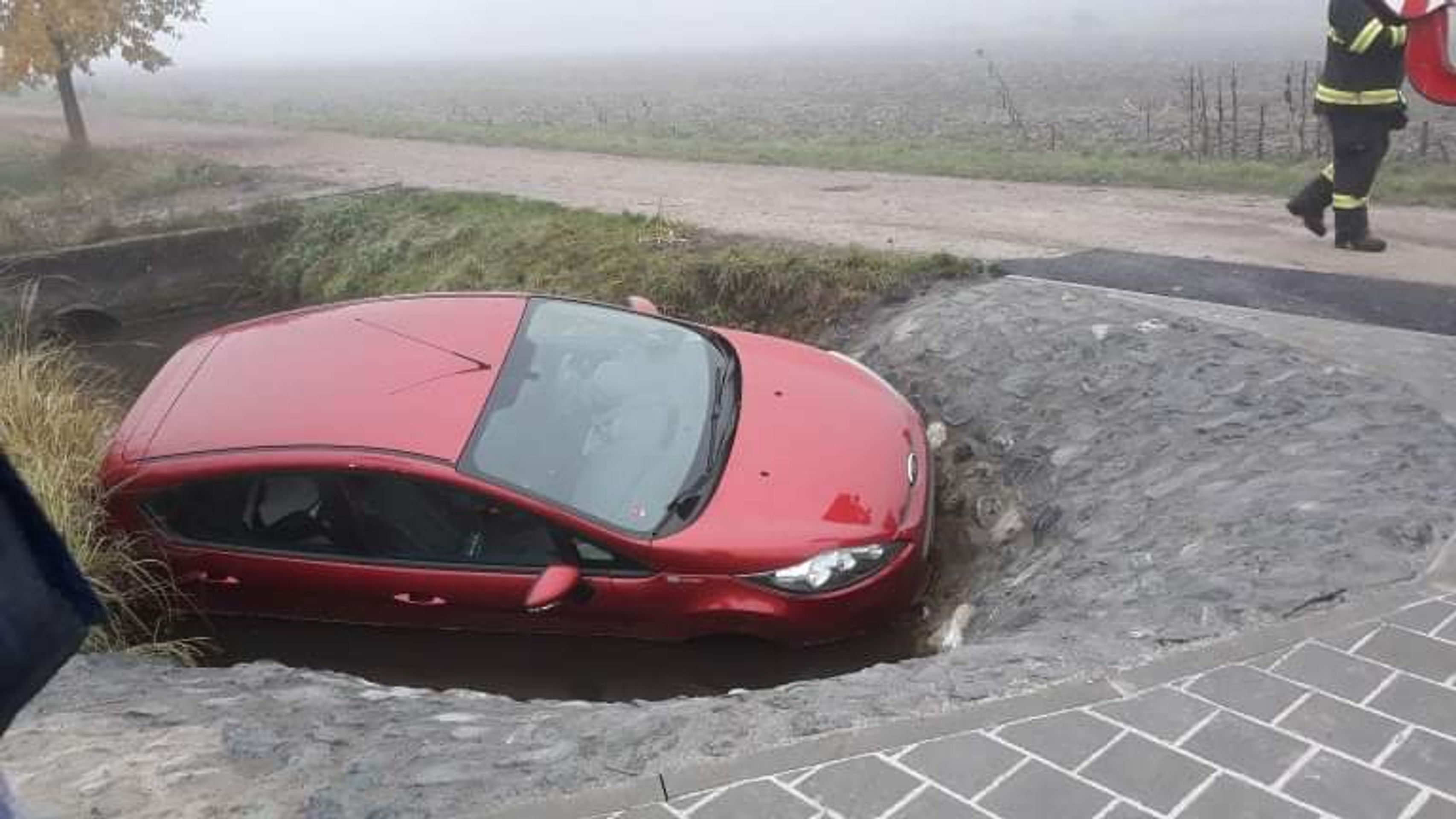 Nacouvala do potoka, vytáhnout auto musela těžká technika - GALERIE: Nacouvala do potoka, vytáhnout auto musela těžká technika (2/4)