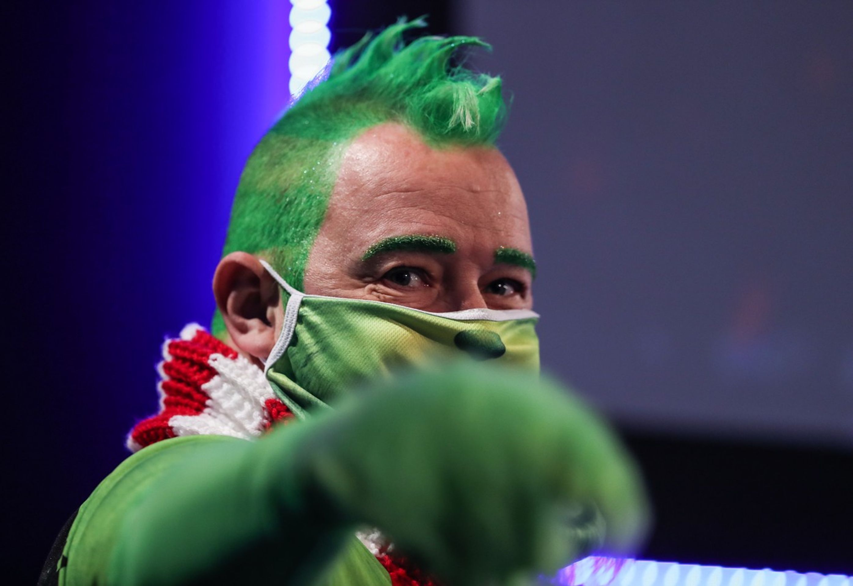 Peter Wright v kostýmu grinche - GALERIE: Wright se oblékl za grinche a zpestřil letošní šipkařské MS (2/9)