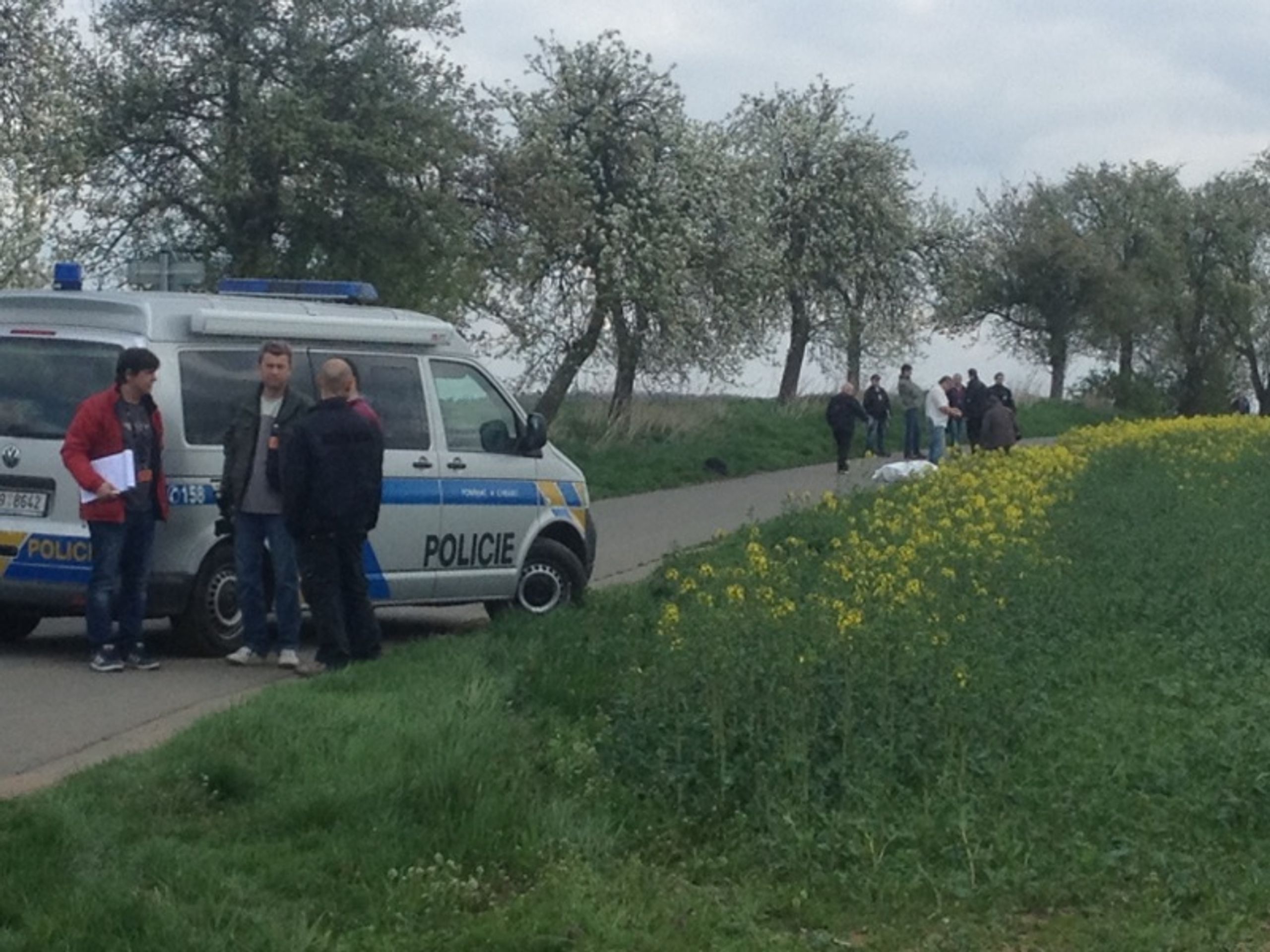 Nález dvou lidských těl u silnice v Uhříněvsi - GALERIE: Pohřeb zavražděného taxikáře v Libni (9/16)
