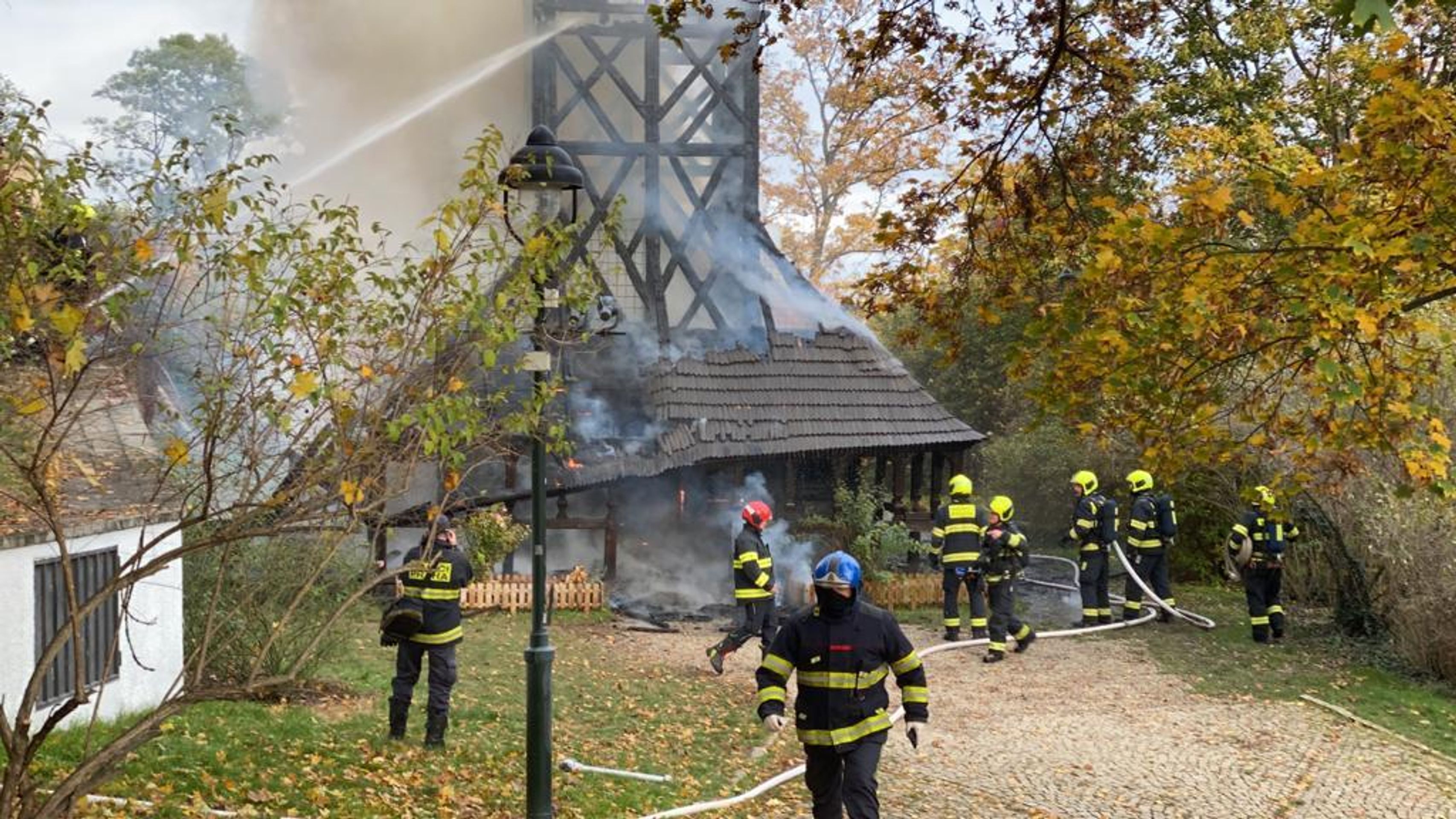 Hořící kostel v zahradě Kinských - 12 - GALERIE: Dřevěný kostel v zahradě Kinských zachvátil požár (3/9)