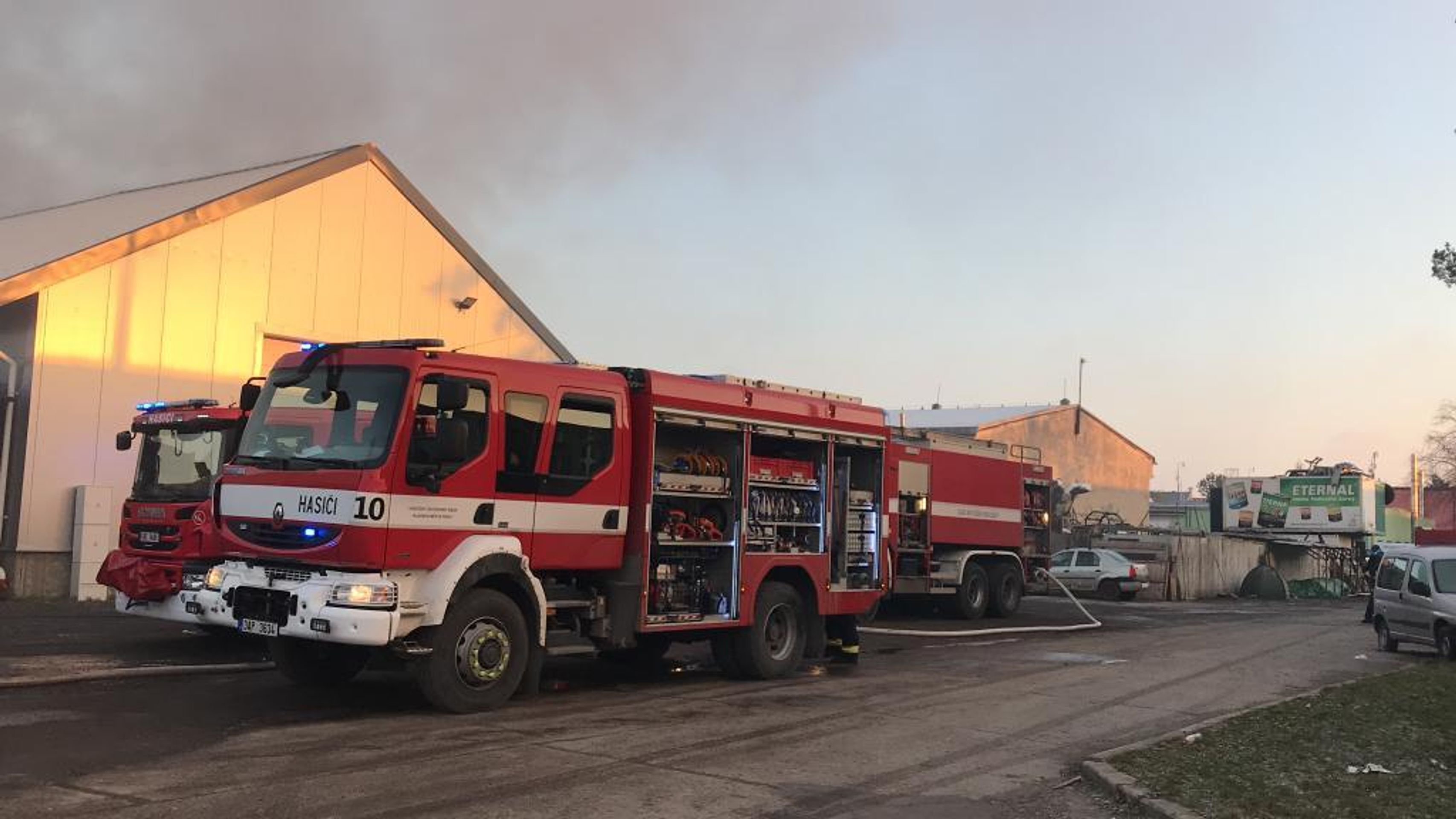 Požár haly s pyrotechnikou v Horních Počernicích - 6 - GALERIE: Požár haly s pyrotechnikou v Horních Počernicích (6/27)