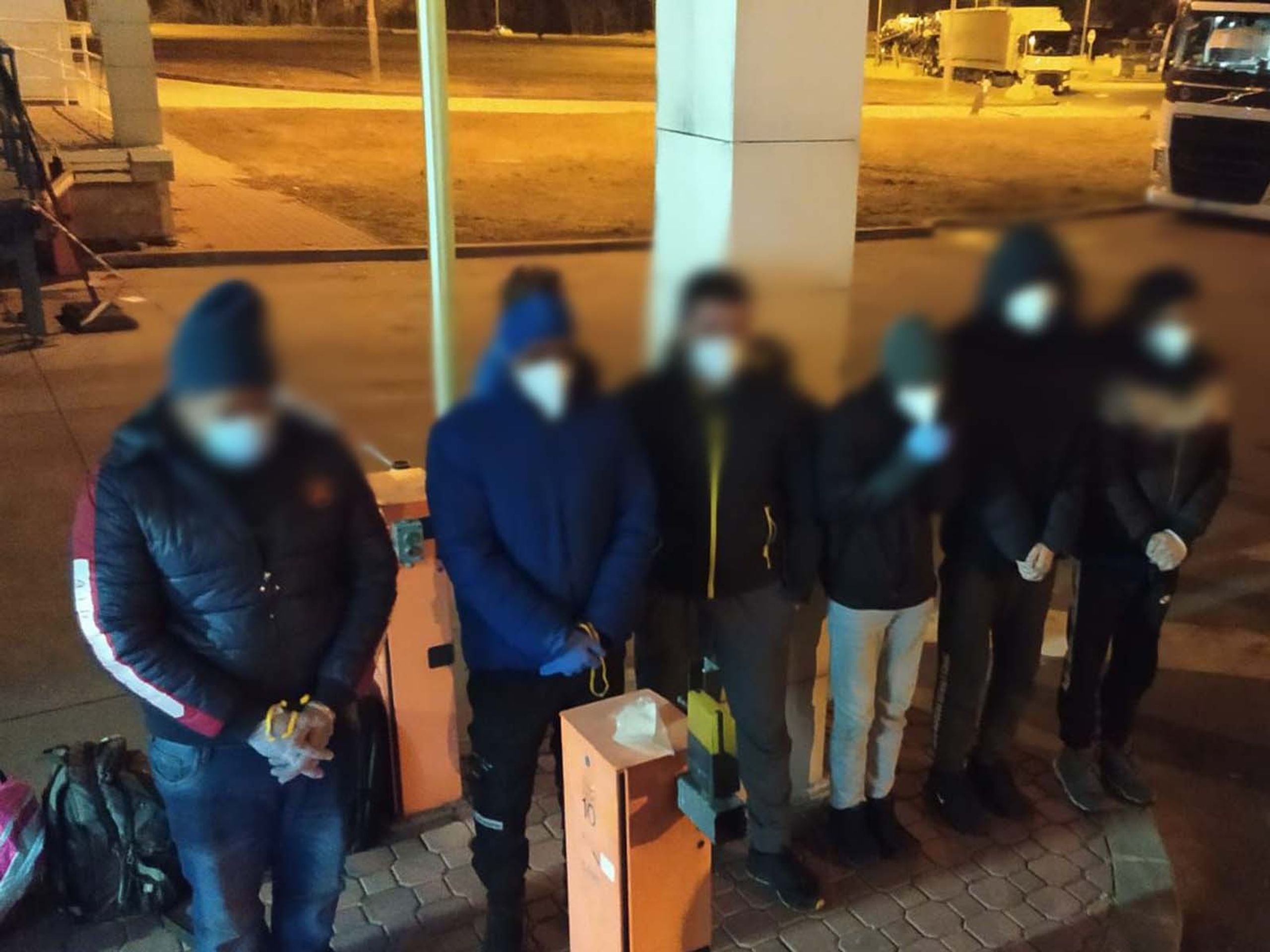 Rumunský řidič vezl migranty, u Břeclavi je odhalili - 5 - GALERIE: V kamionu u Břeclavi odhalili migranty (1/4)