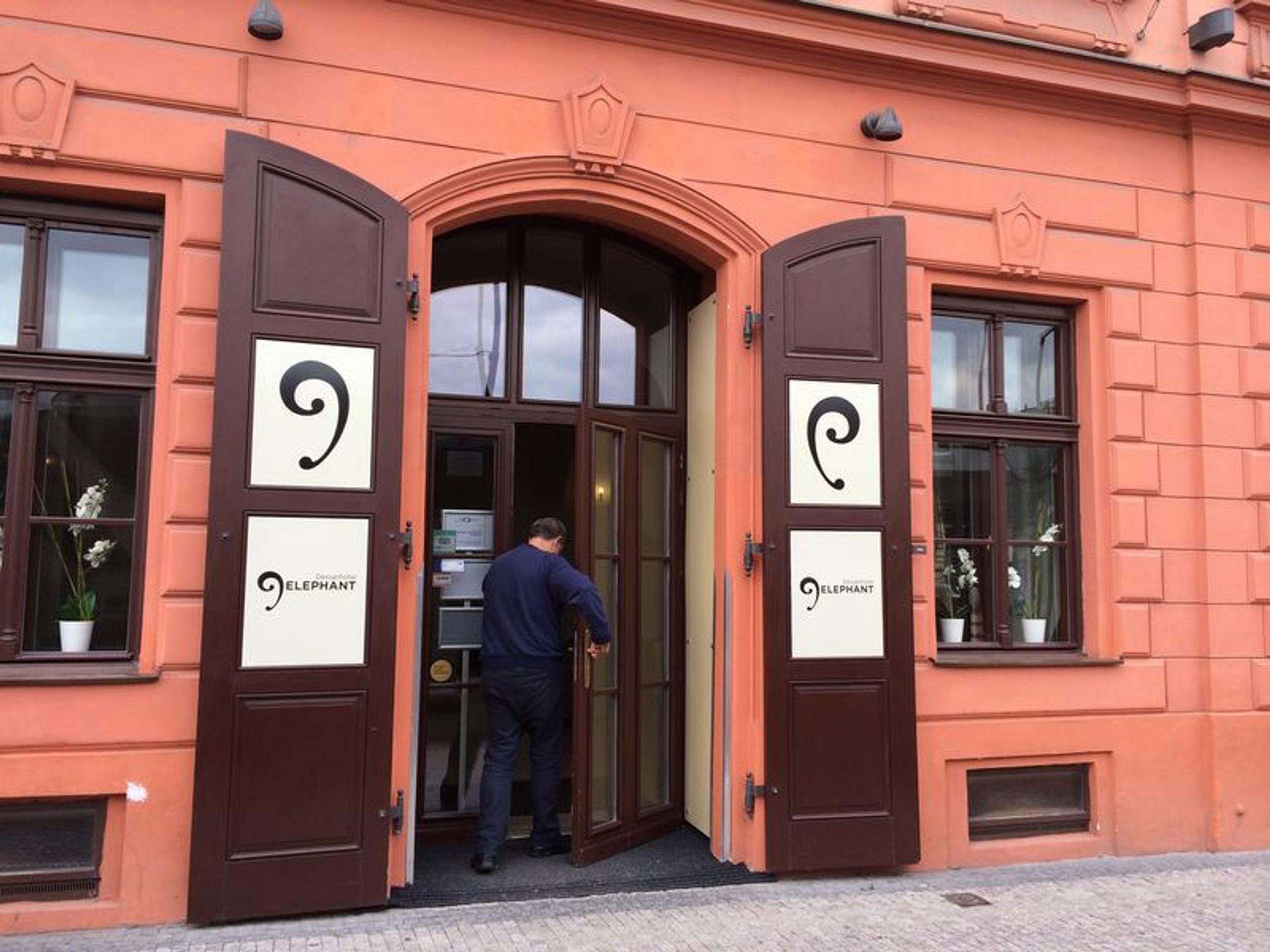 V hotelu na Florenci byl nalezen mrtvý mladý pár - GALERIE: V hotelu na Florenci byl nalezen mrtvý mladý pár (1/4)