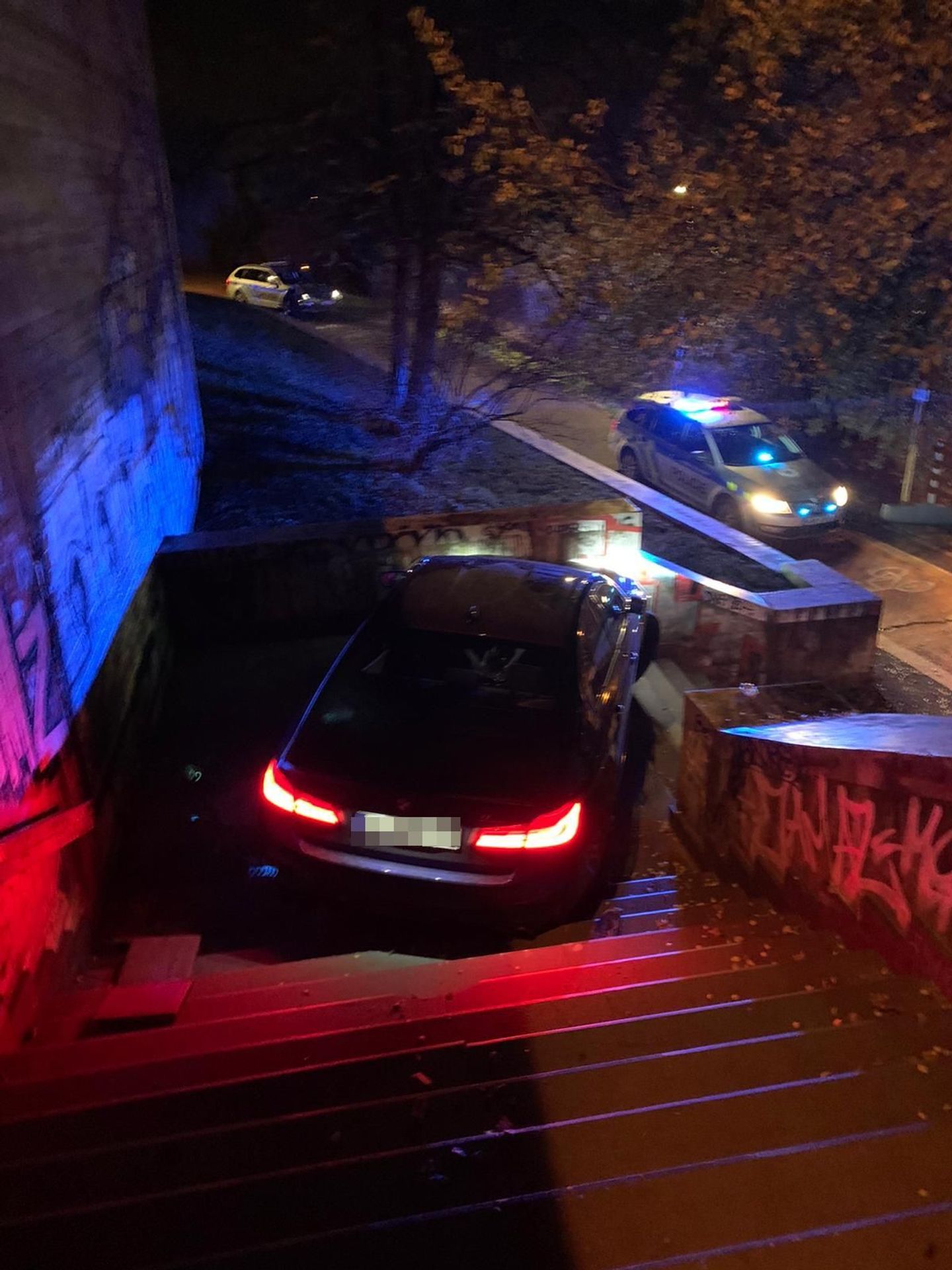 Auto sjelo po schodech - 3 - GALERIE: BMW se zaseklo na schodech (6/6)