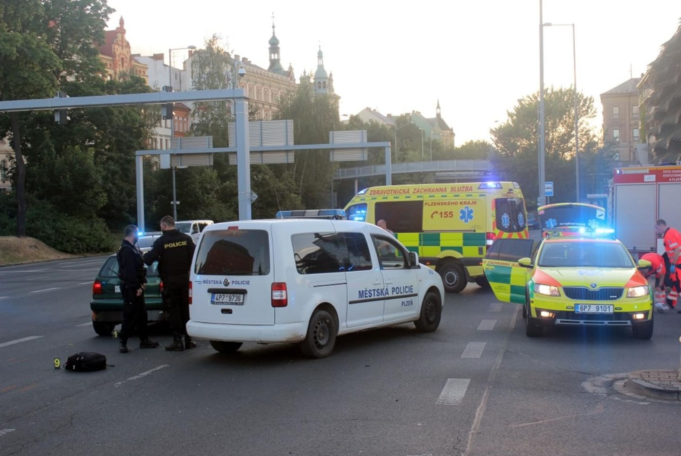 Auto srazilo v Plzni na přechodu dvě děti - 7 - GALERIE: Auto srazilo na přechodu v Plzni dvě děti (7/9)