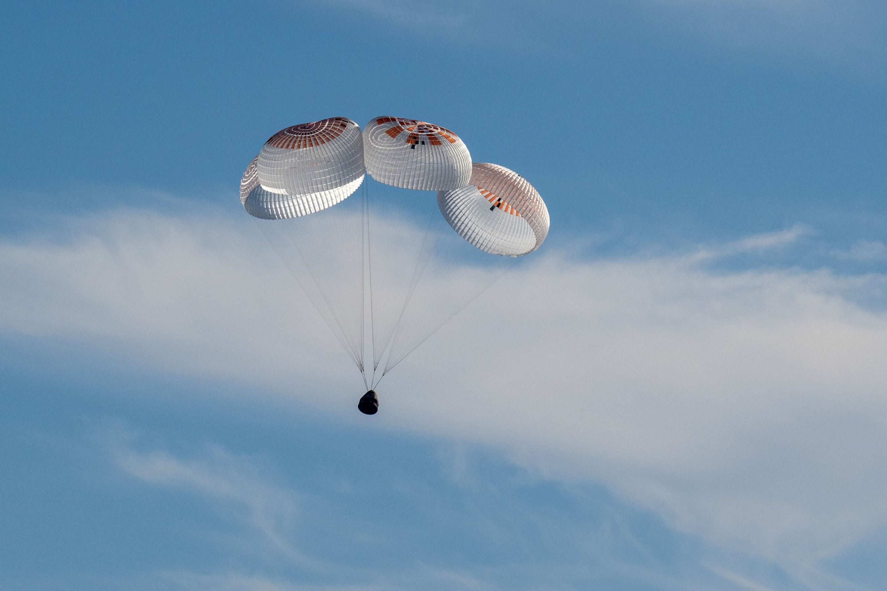 Přistávací modul SpaceX při sestupu atmosférou - Návrat astronautů na Zemi (5/14)