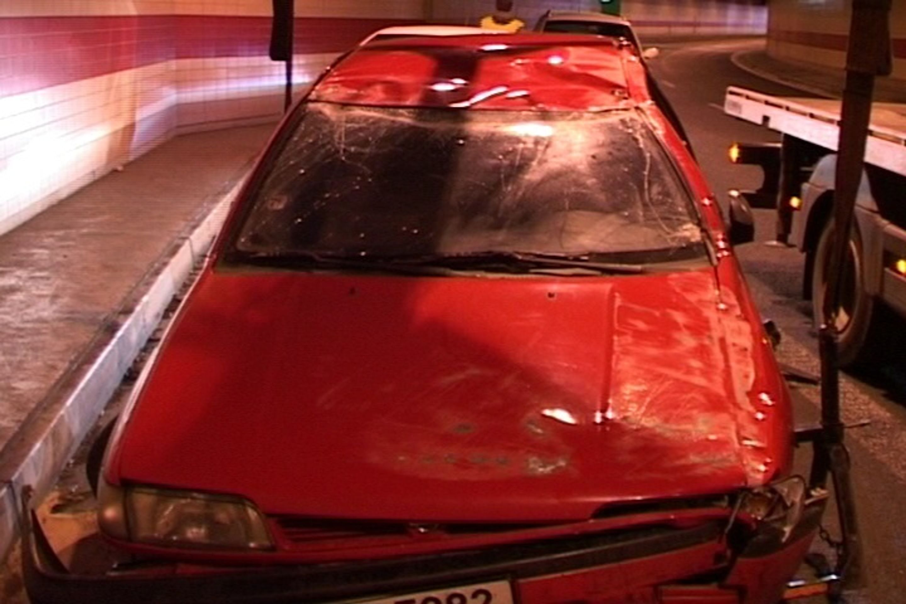 Auto po havárii v tunelu Mrázovka.
 - V tunelu Mrázovka jelo auto po střeše (1/3)