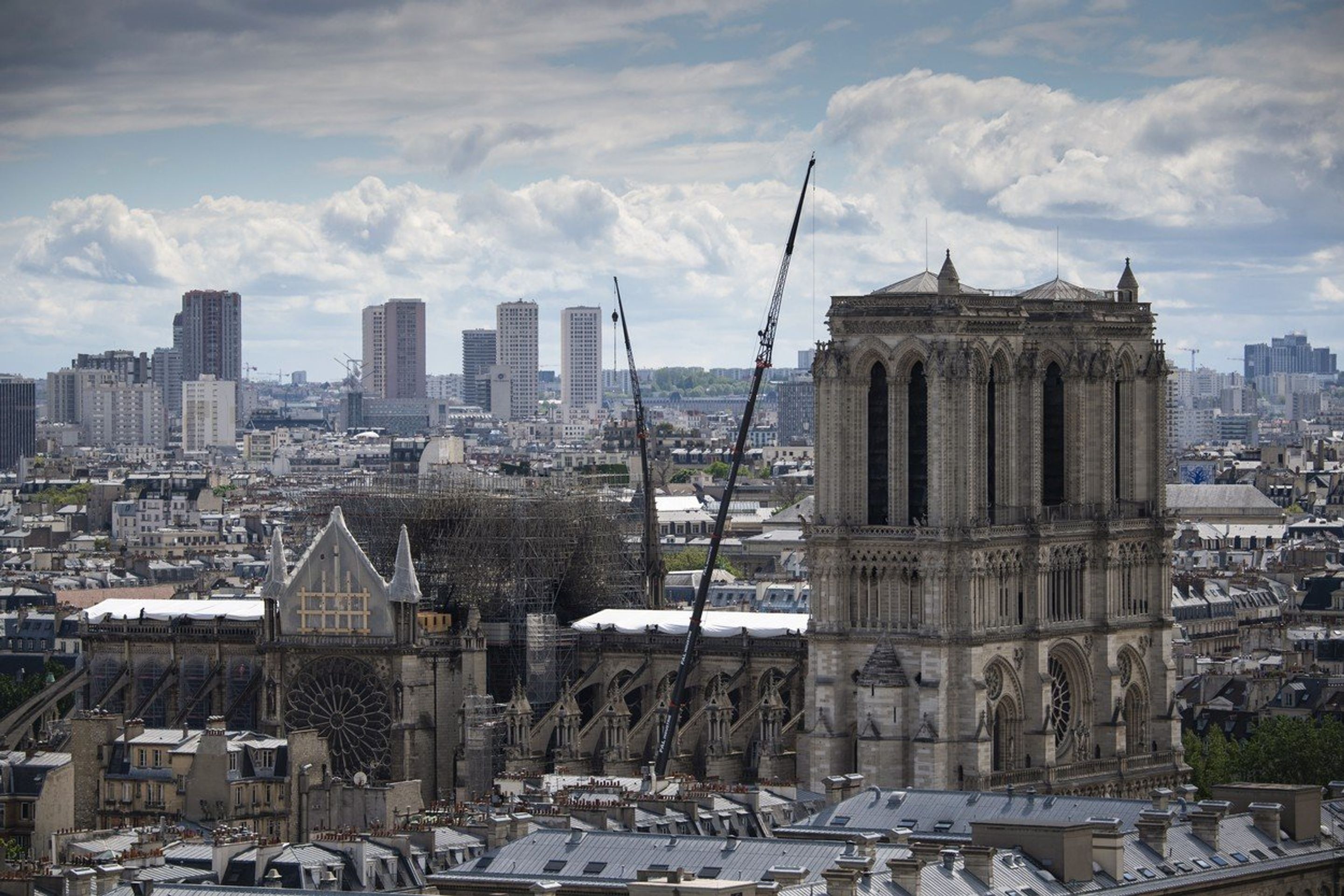 Plachta na katedrále Notre-Dame - GALERIE: Pokládání plachty na katedrálu Notre-Dame (3/3)