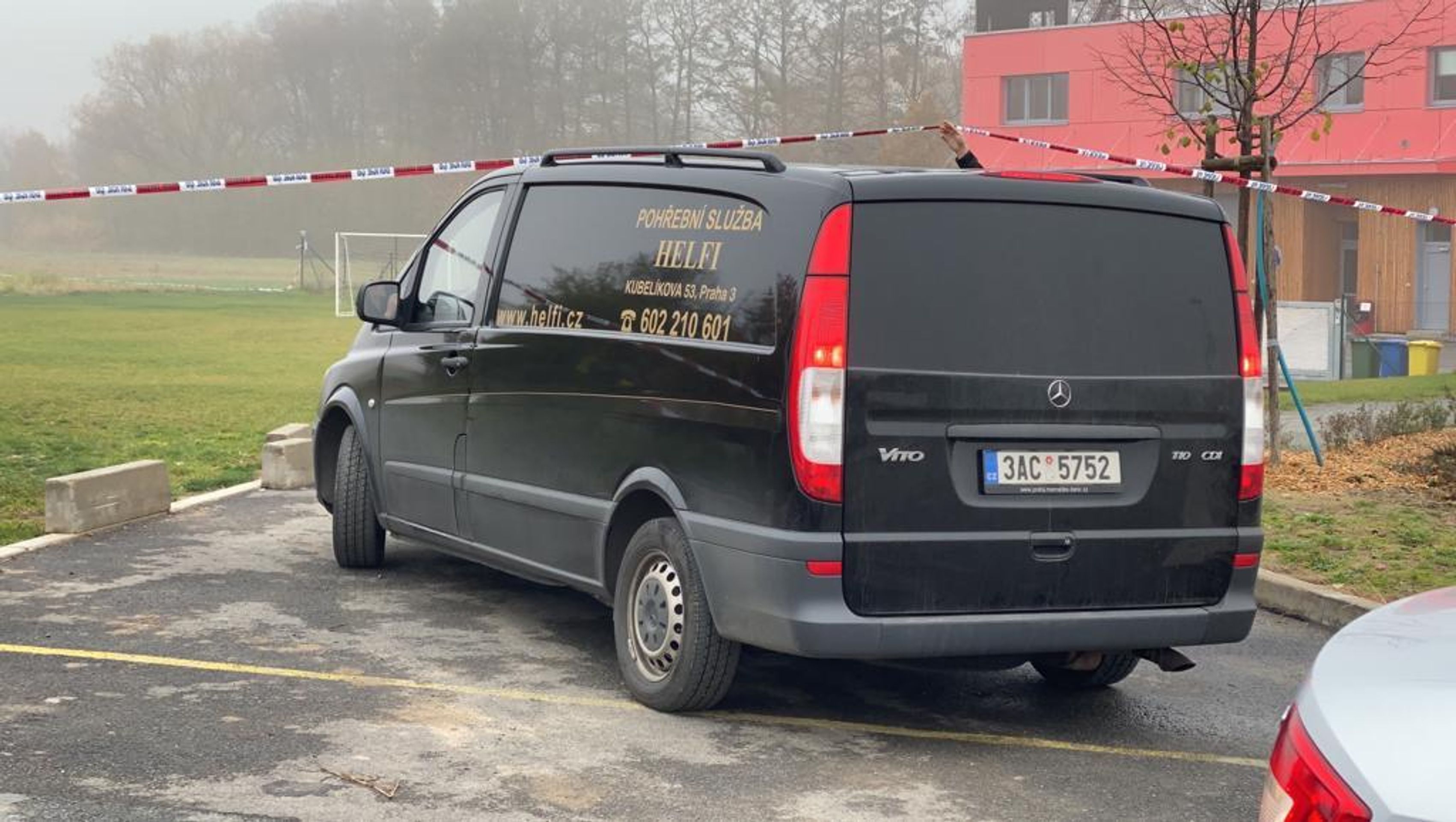 U hasičské zbrojnice leželo tělo nahého muže - 3 - GALERIE: U hasičské zbrojnice leželo tělo nahého muže (5/7)