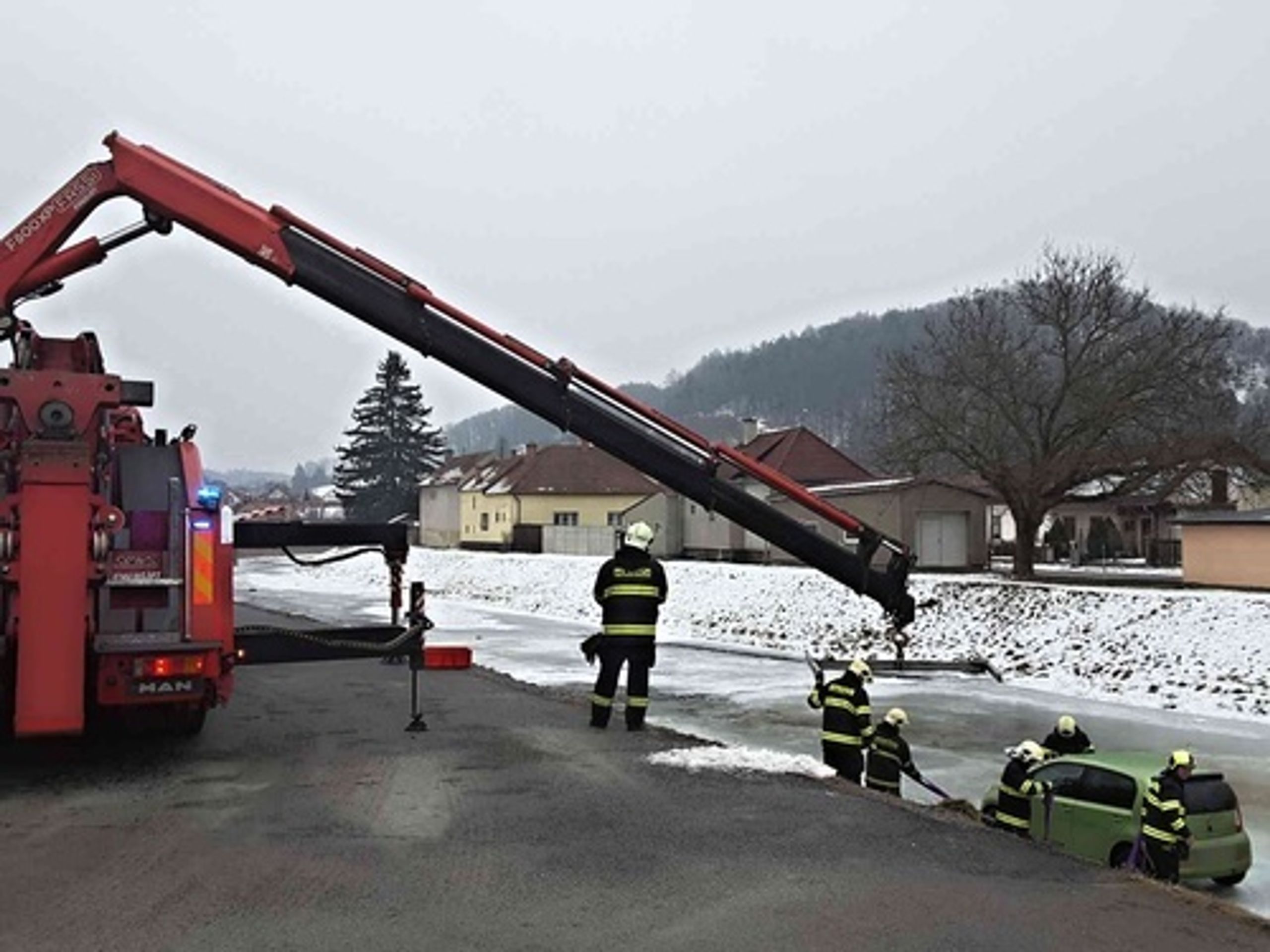 Auto uvízlo na zamrzlé řece - 7 - GALERIE: Auto uvízlo na zamrzlé řece (7/7)
