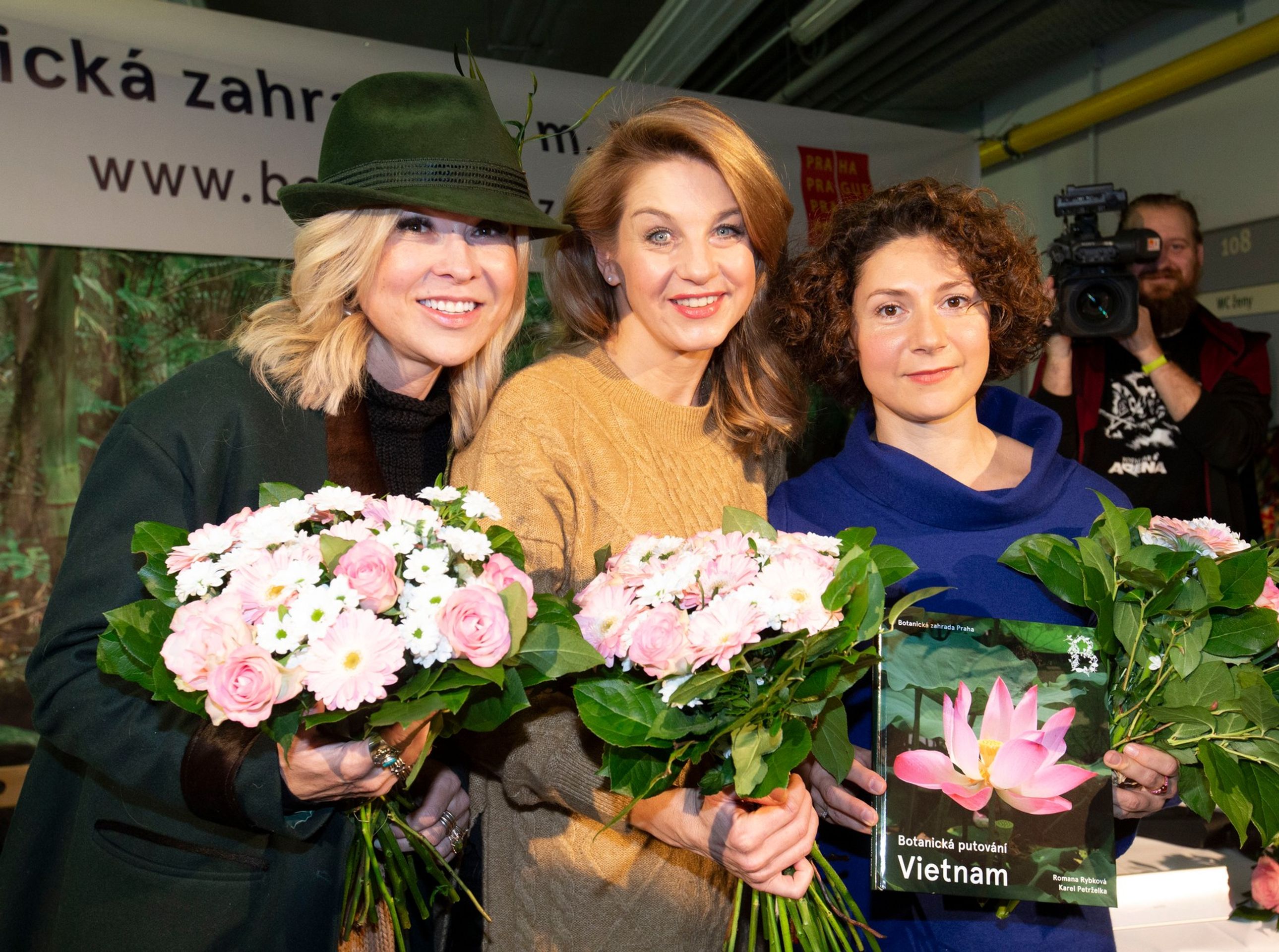 Kateřina Kaira Hrachovcová, Sabina Laurinová a Martha Issová - Kateřina Hrachovcová-Herčíková (1/5)