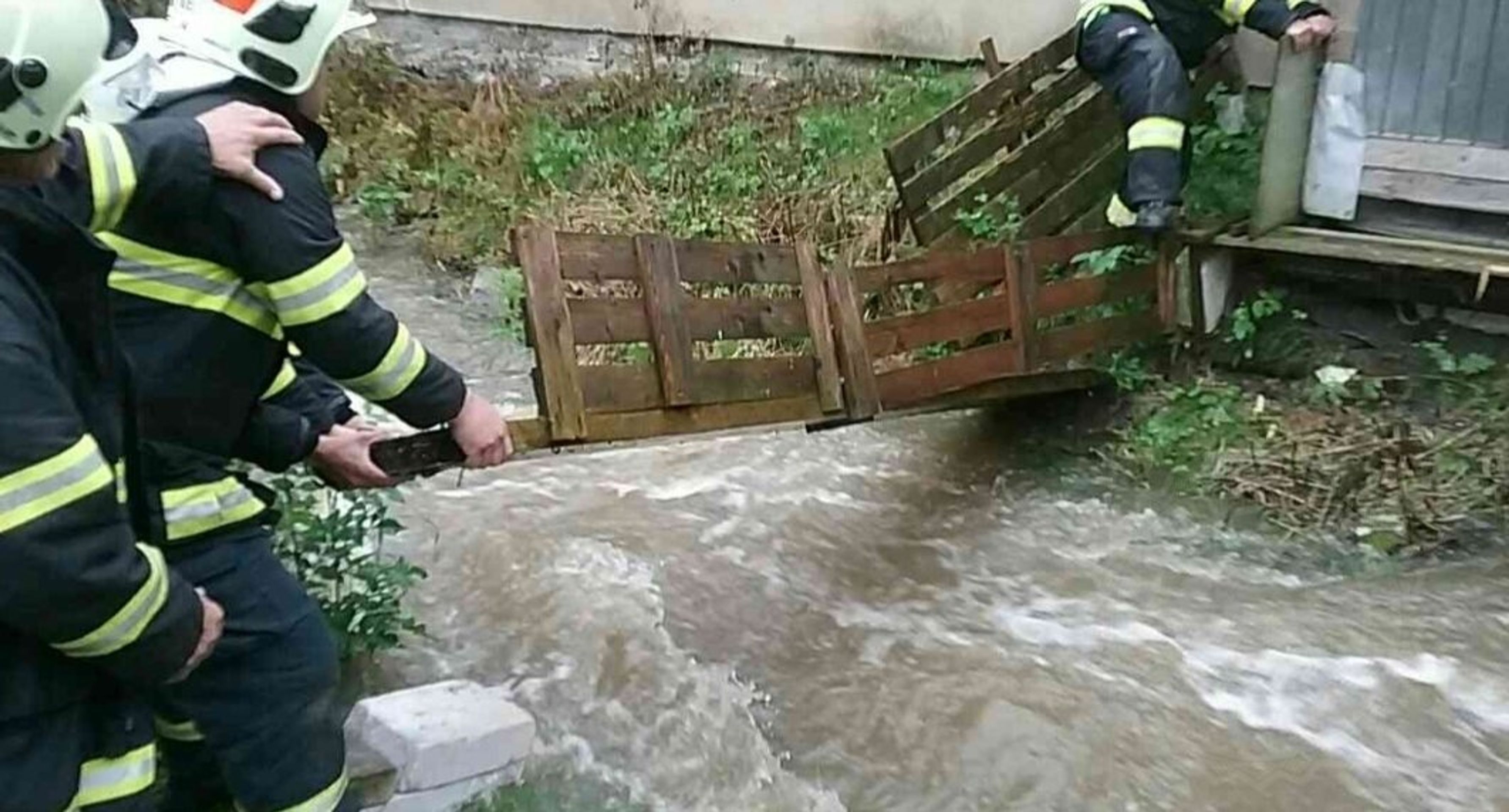 Zásahy hasičů kvůli počasí v Pardubickém kraji - 1 - GALERIE: Extrémní počasí zaměstnalo hasiče (4/17)