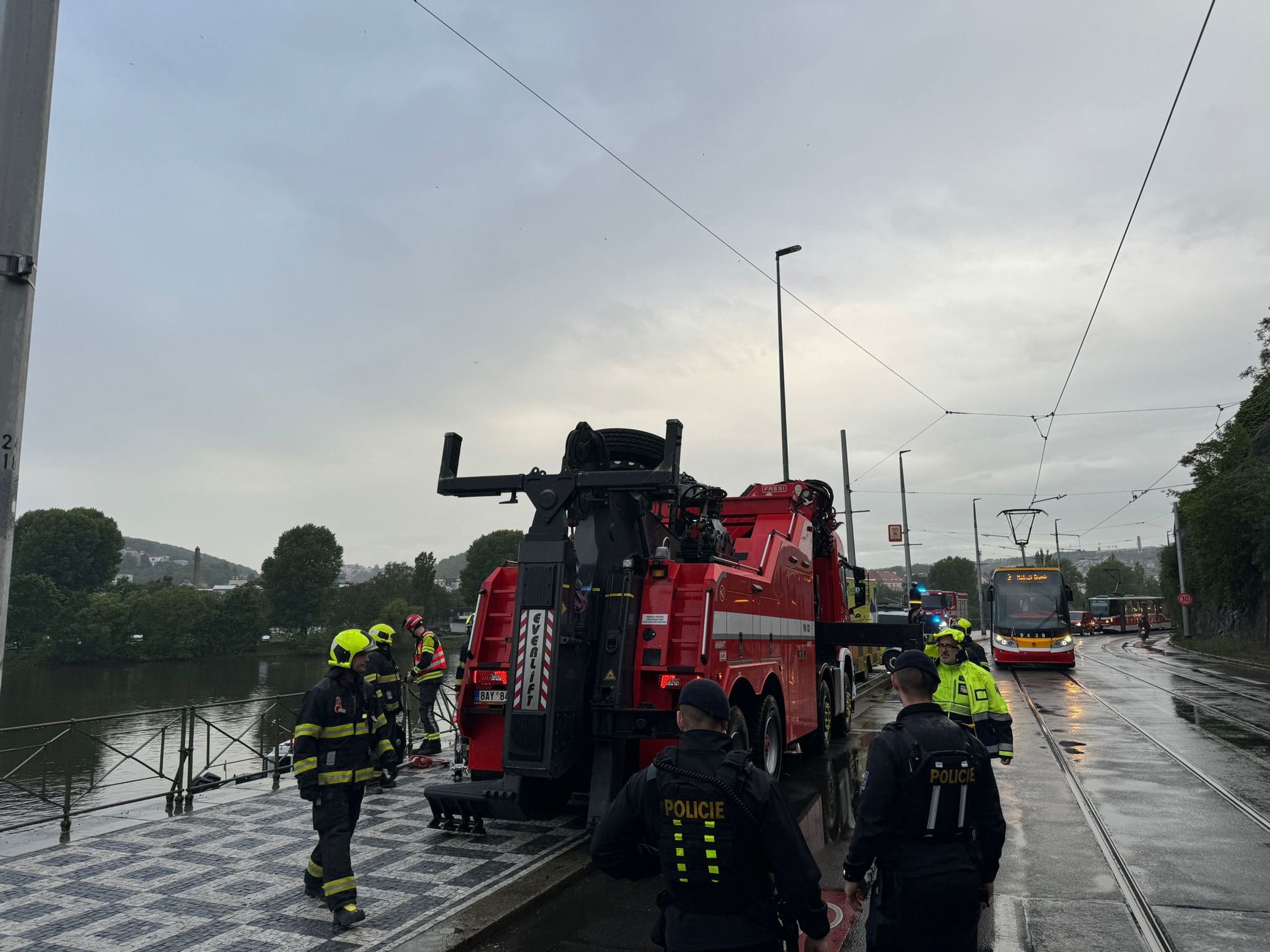 Auto ve Vltavě - Auto ve Vltavě (9/10)