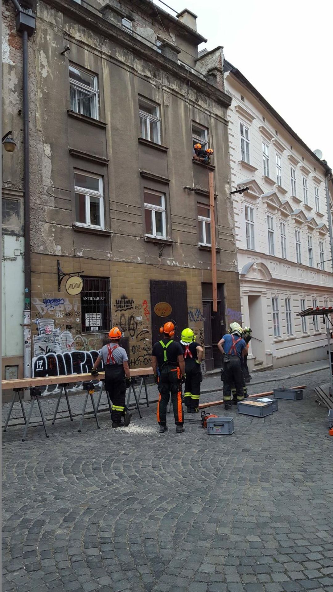 V Olomouci se pod náporem vody zřítil strop bytu 7 - GALERIE: V Olomouci se pod náporem vody zřítil strop bytu (7/7)
