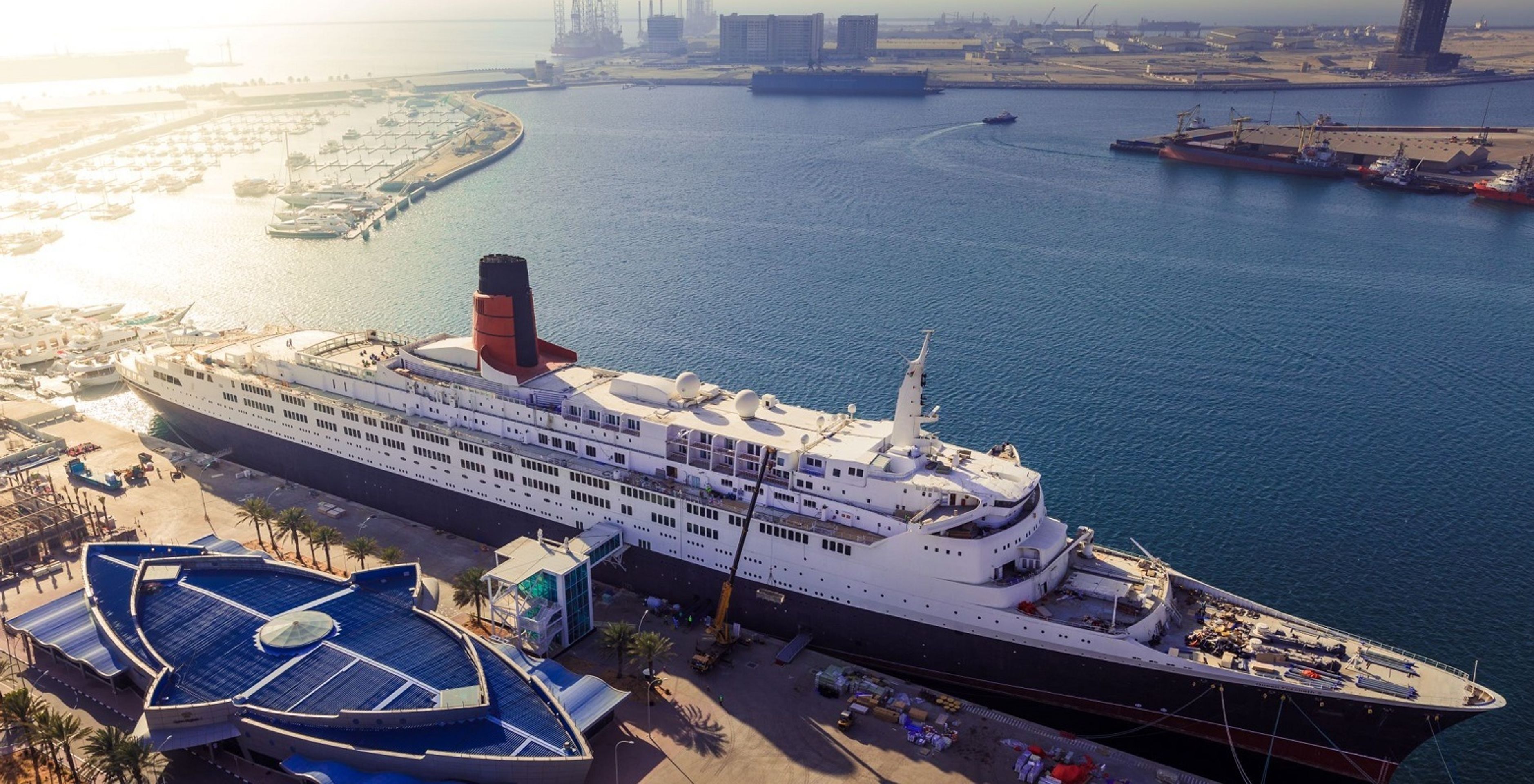 Plovoucí hotel Queen Elizabeth II v dubajském přístavu - 1 - GALERIE: Plovoucí hotel Queen Elizabeth II v dubajském přístavu (8/9)