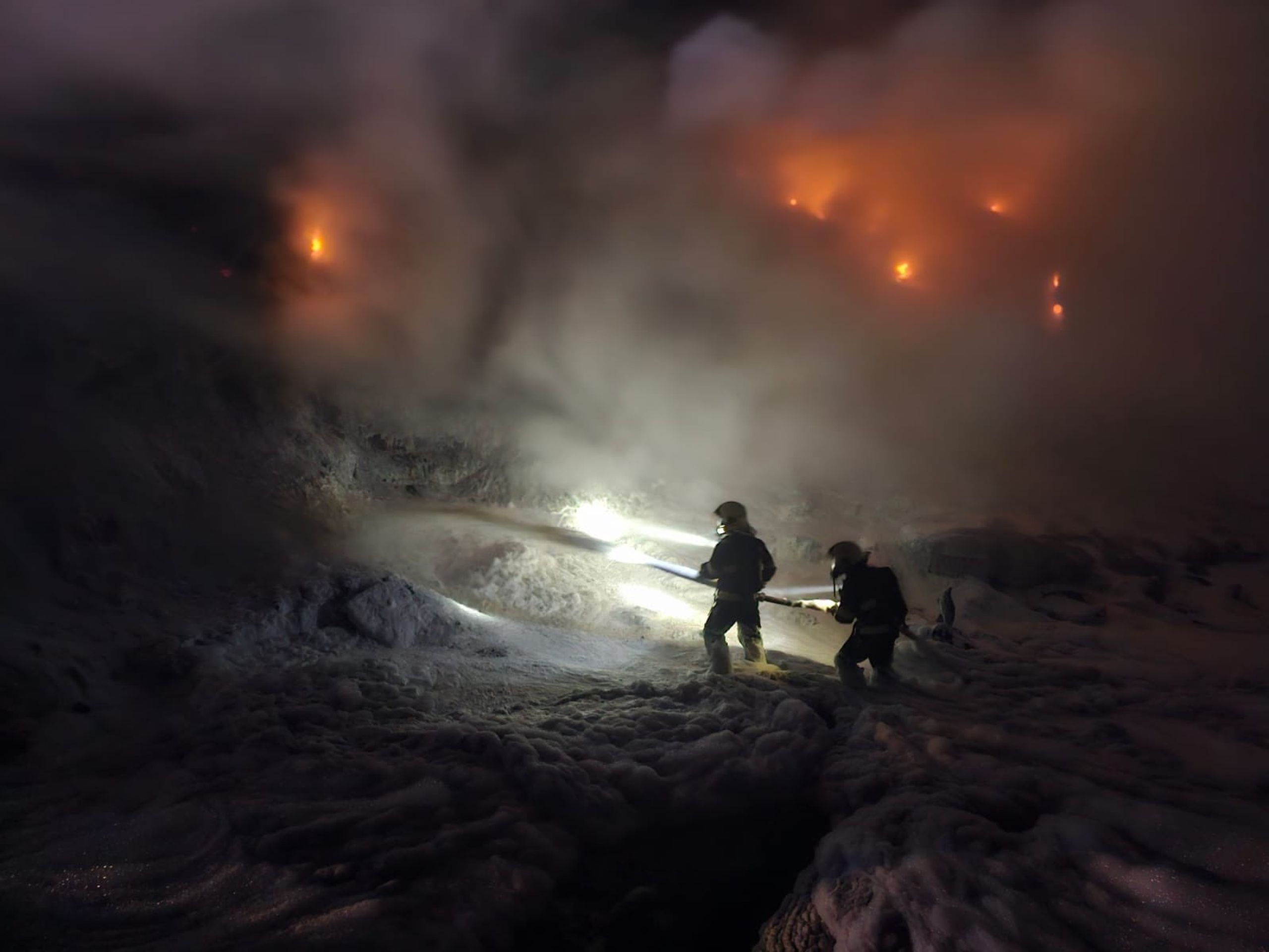 Hasiči bojují s požárem skládky pneumatik nedaleko Litvínova - Požár skládky pneumatik na Mostecku (6/6)