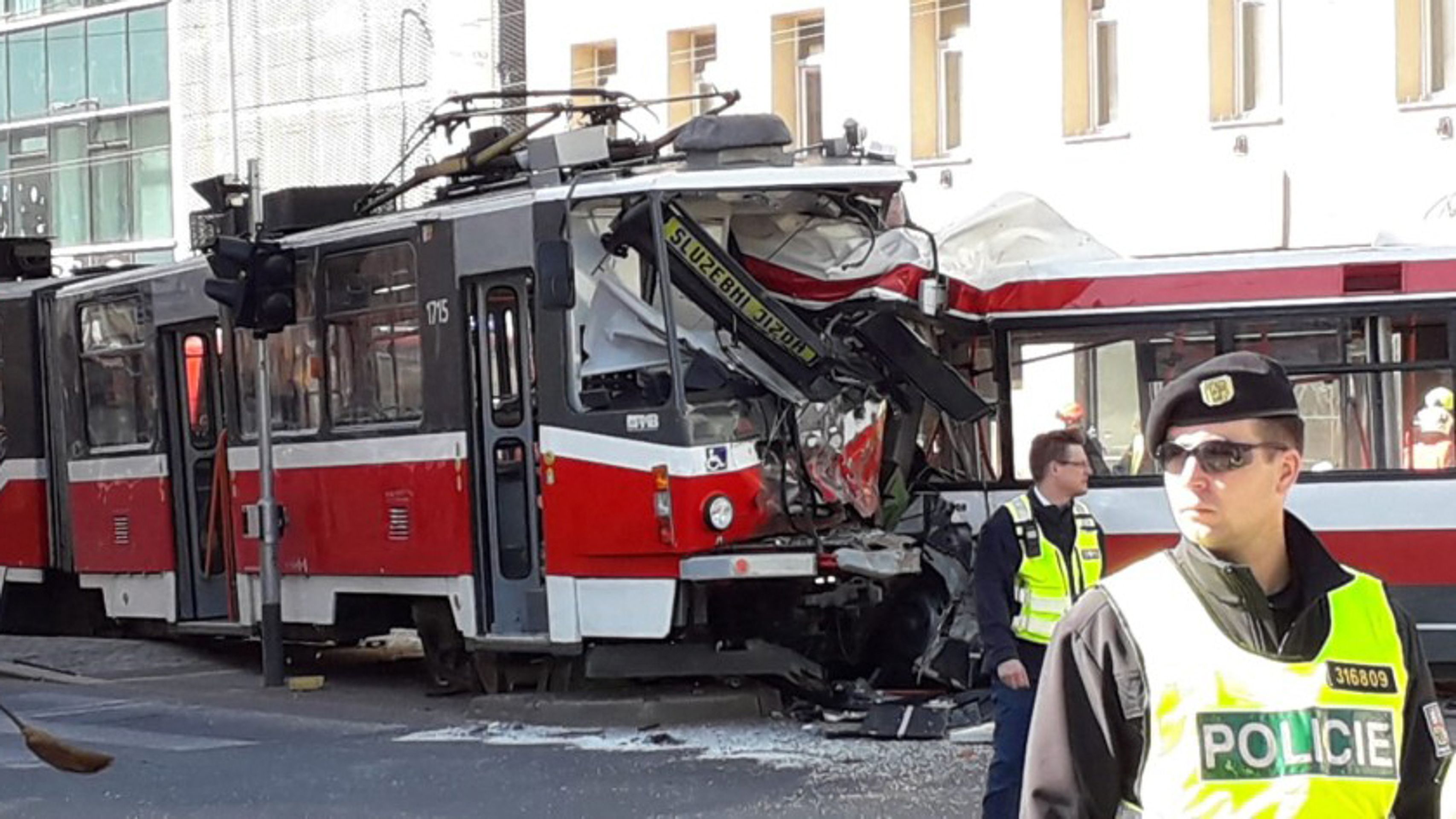 Srážka tramvaje a trolejbusu v Brně - 9 - GALERIE: Srážka tramvaje a trolejbusu v Brně (10/16)
