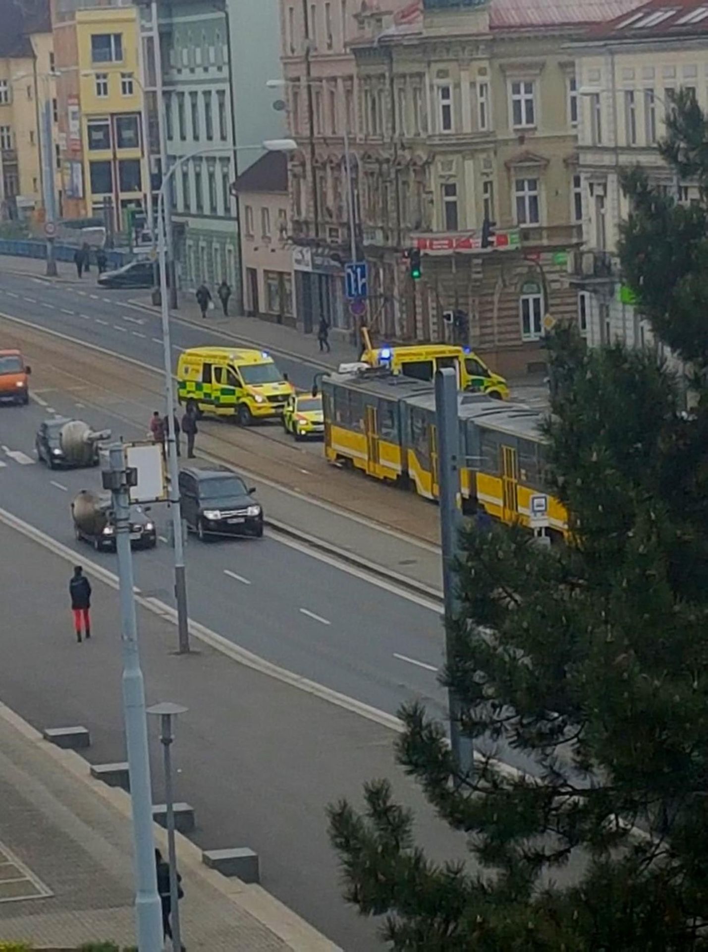 Muže srazilo auto, když dobíhal tramvaj - 9 - GALERIE: Muže srazilo auto, když dobíhal tramvaj (9/9)