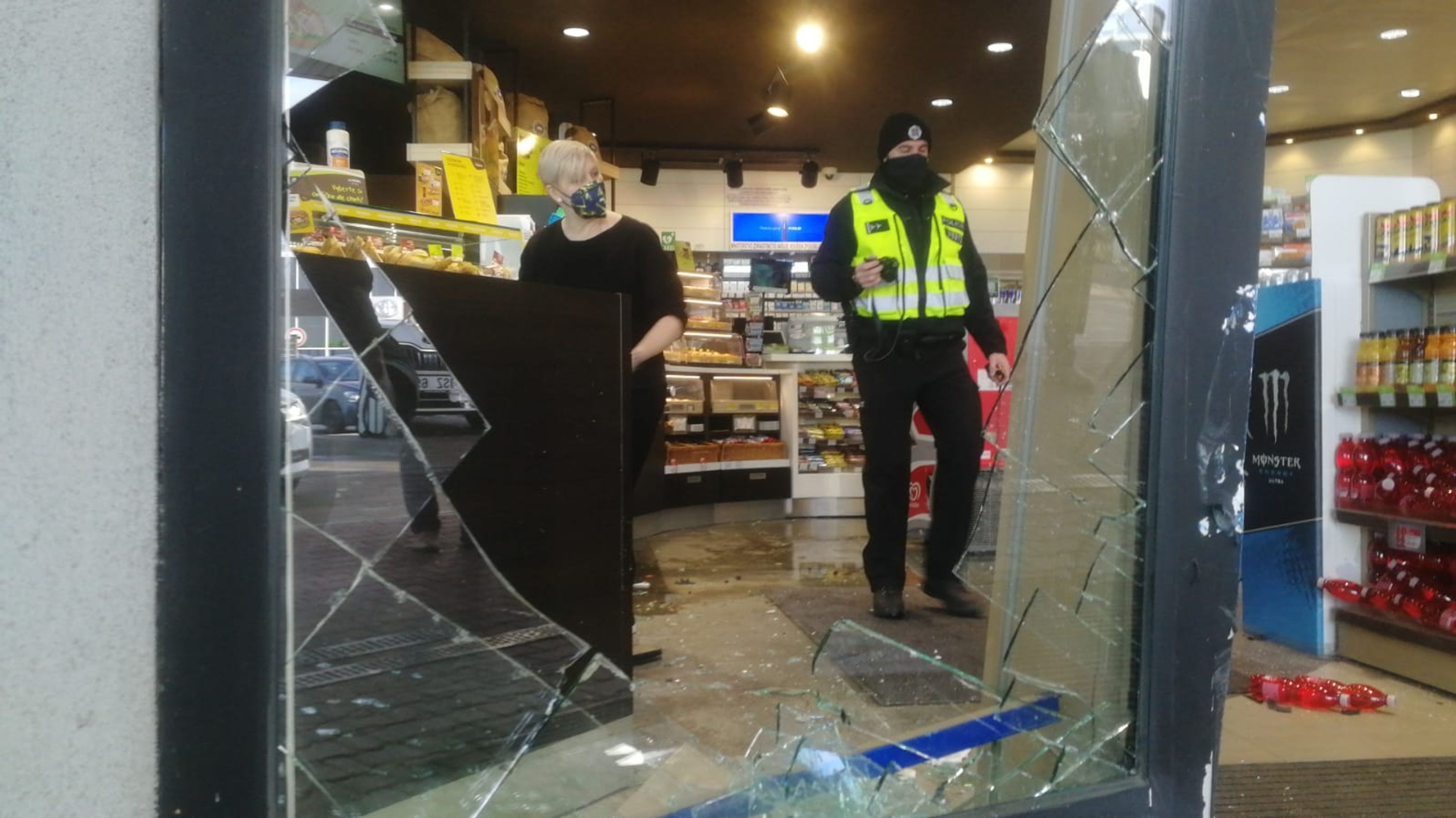 Nehoda na benzínce - Řidička vjela až na benzínku (4/7)
