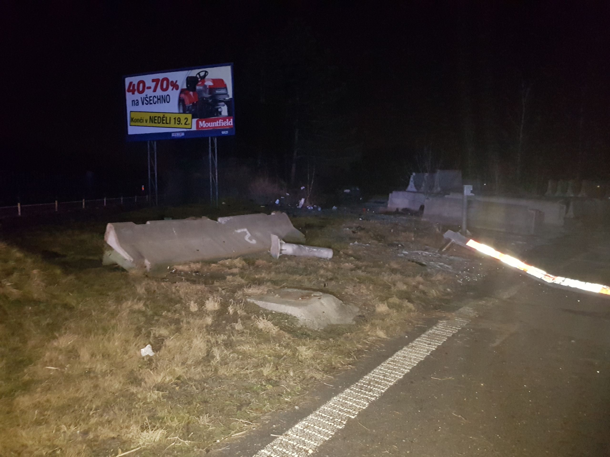 Řidič přežil svoji smrt, na D11 prorazil betonové zábrany - 1 - GALERIE: Řidič přežil svoji smrt, na D11 prorazil autem betonové zábrany (29/29)