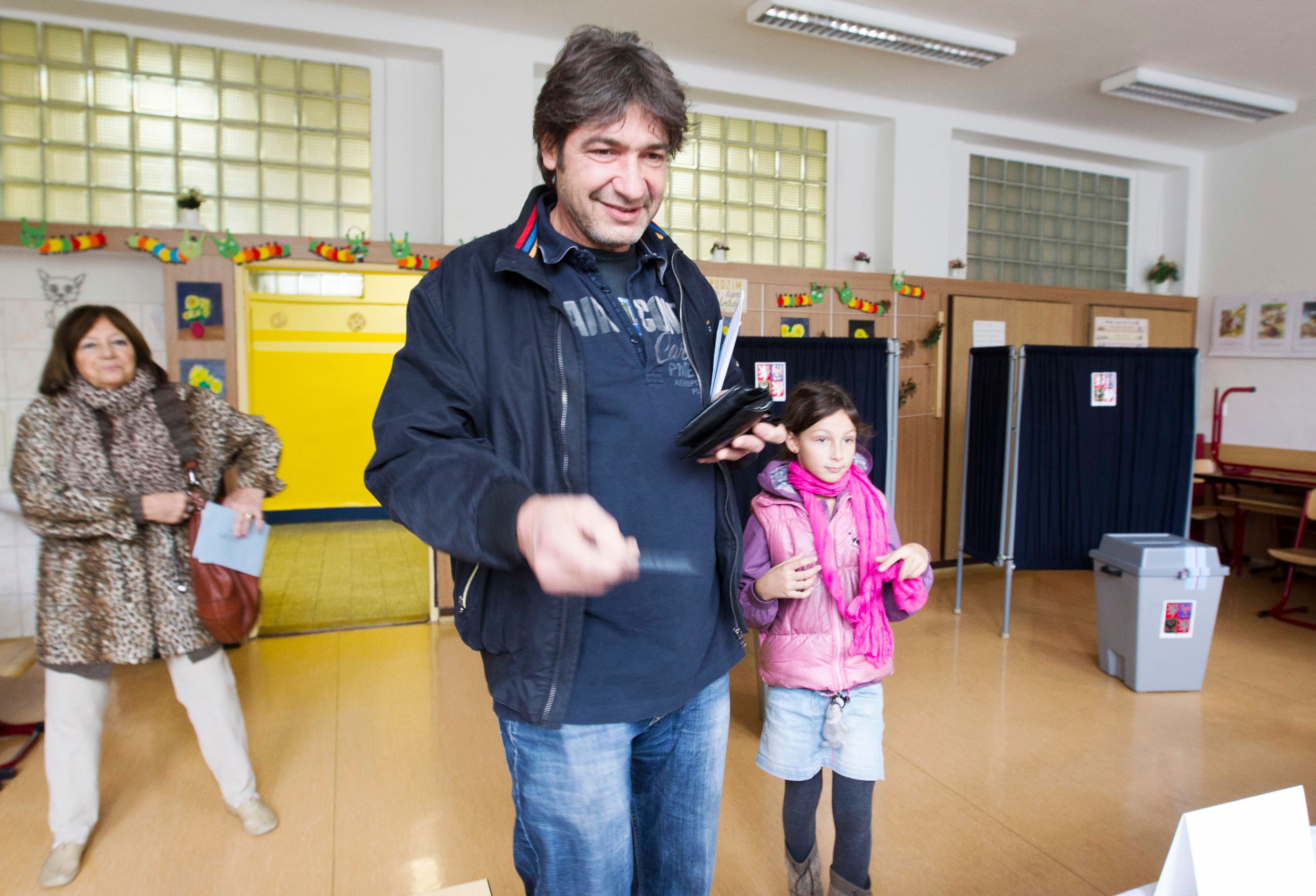 Jiří Babica s dcerou u voleb - Volby do krajských zastupitelstev a třetiny Senátu 2013 (8/9)