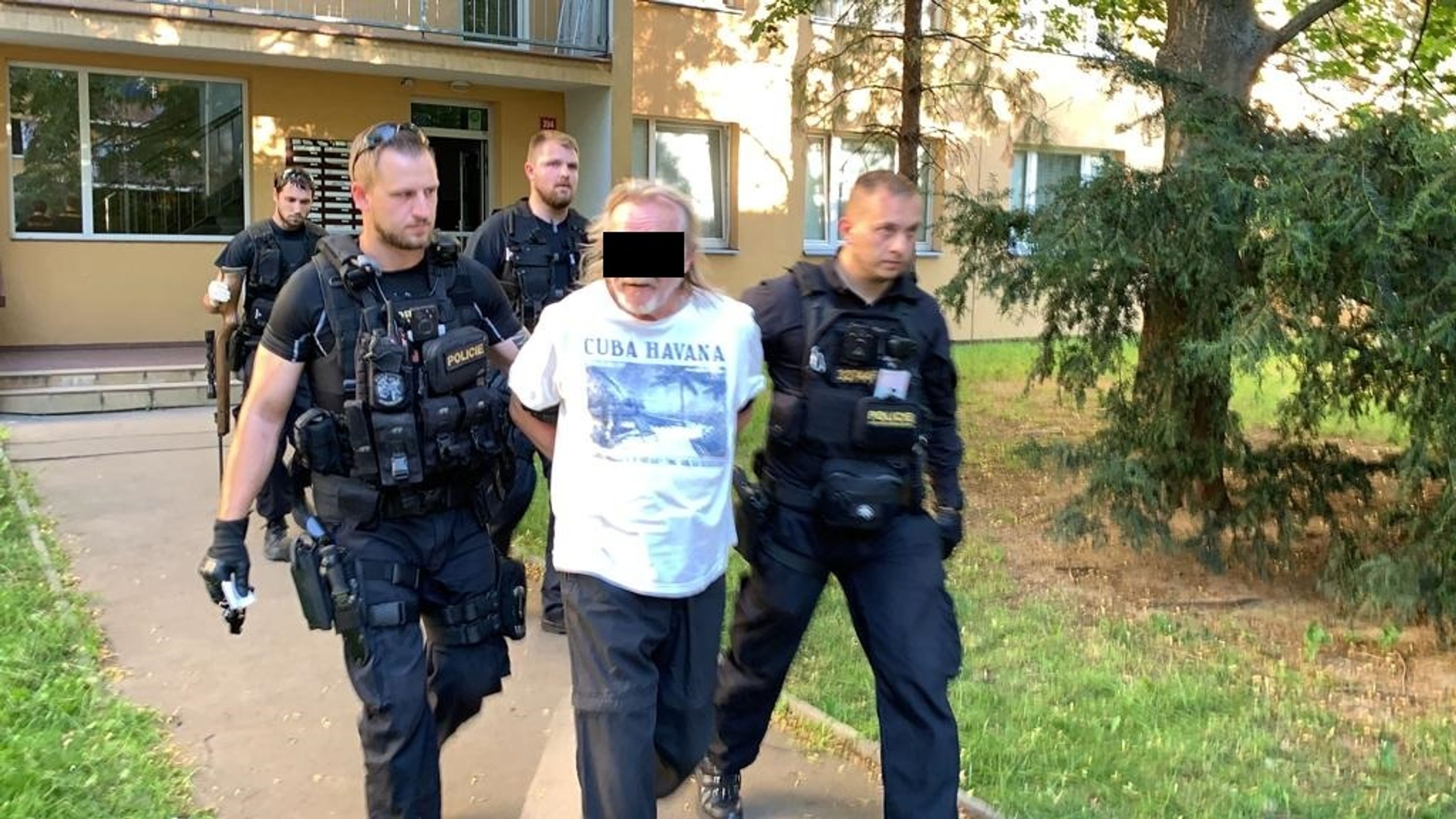 Muž měl hrozit zbraní - 1 - GALERIE: Opilí muž měl ohrožovat okolí puškou (2/11)
