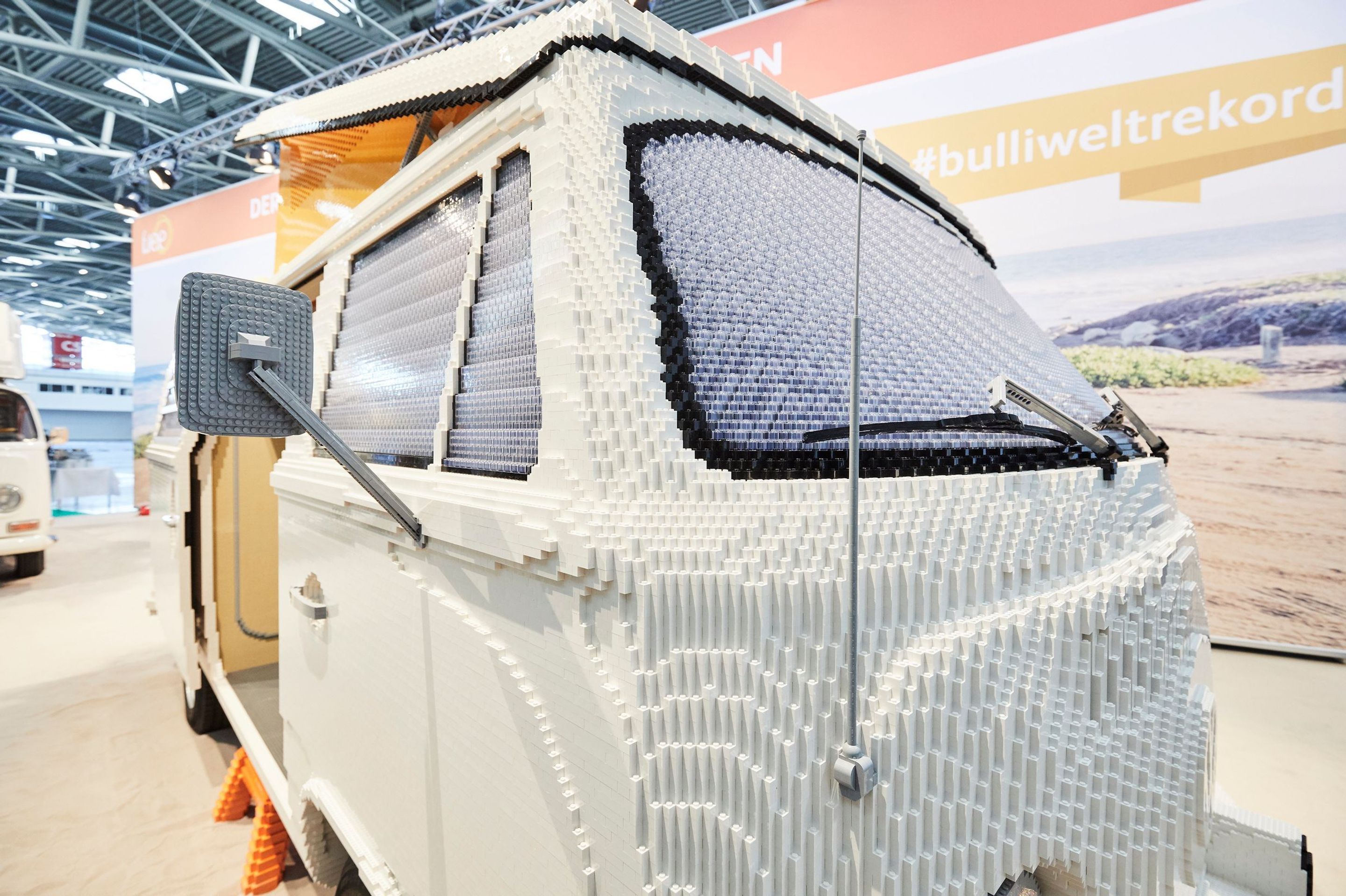Model Volkswagenu T2 z lega - 10 - Fotogalerie: Obytný Volkswagen T2 postavený z lega (4/6)